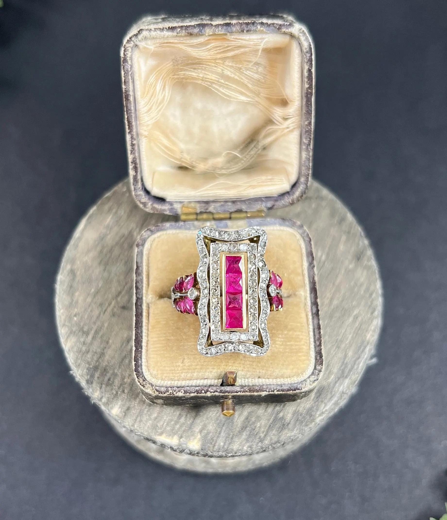 Taille mixte Bague édouardienne ancienne en or jaune et blanc 18 carats, rubis rectangulaire fantaisie et diamants en vente