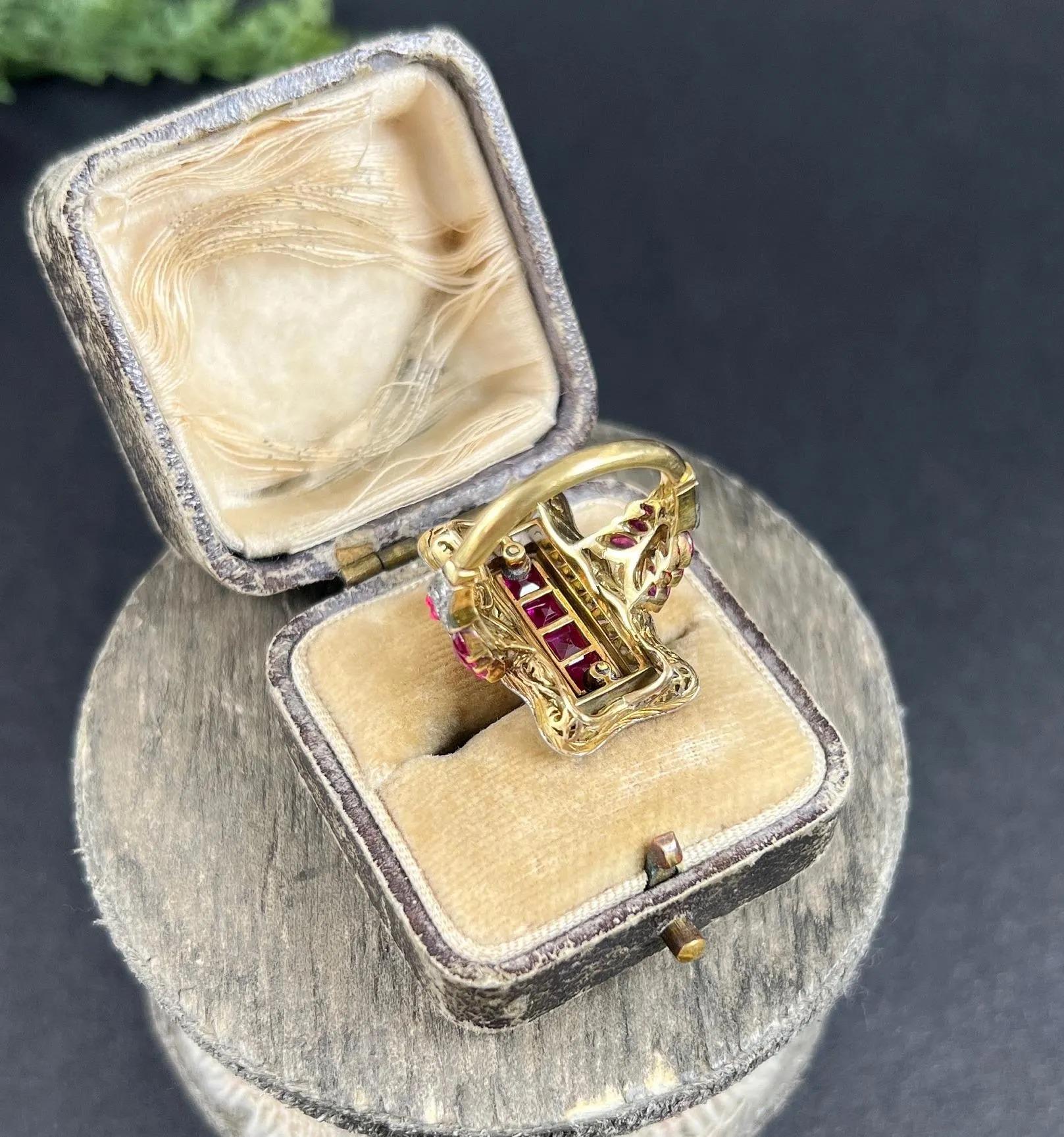 Bague édouardienne ancienne en or jaune et blanc 18 carats, rubis rectangulaire fantaisie et diamants en vente 3