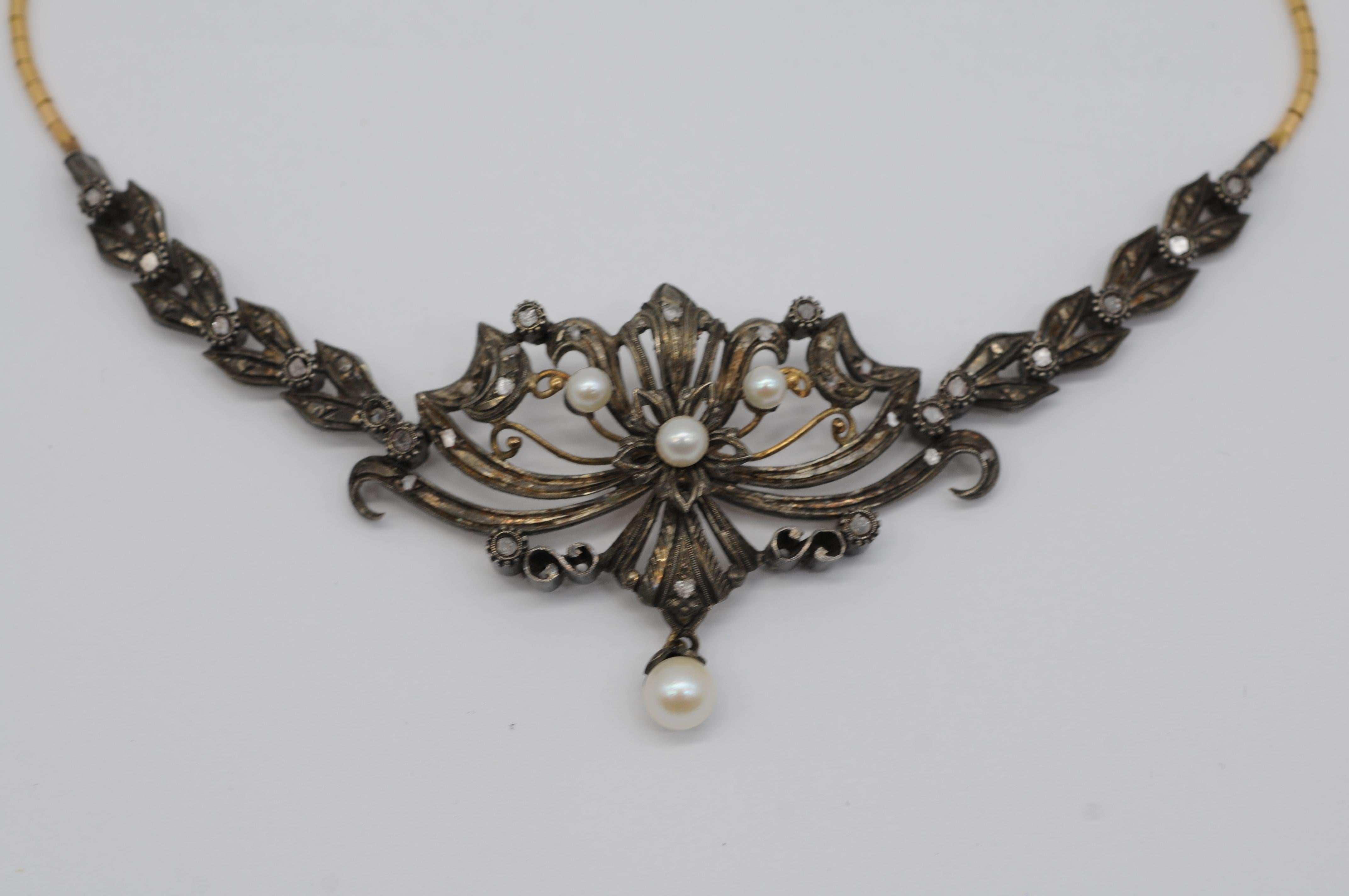 Cet exquis collier Art nouveau 18 carats, réalisé en or jaune riche et en argent, est une superbe pièce d'apparat qui capture l'essence de l'époque. Véritable trésor antique, ce collier captivant est orné de perles lustrées qui ajoutent une touche
