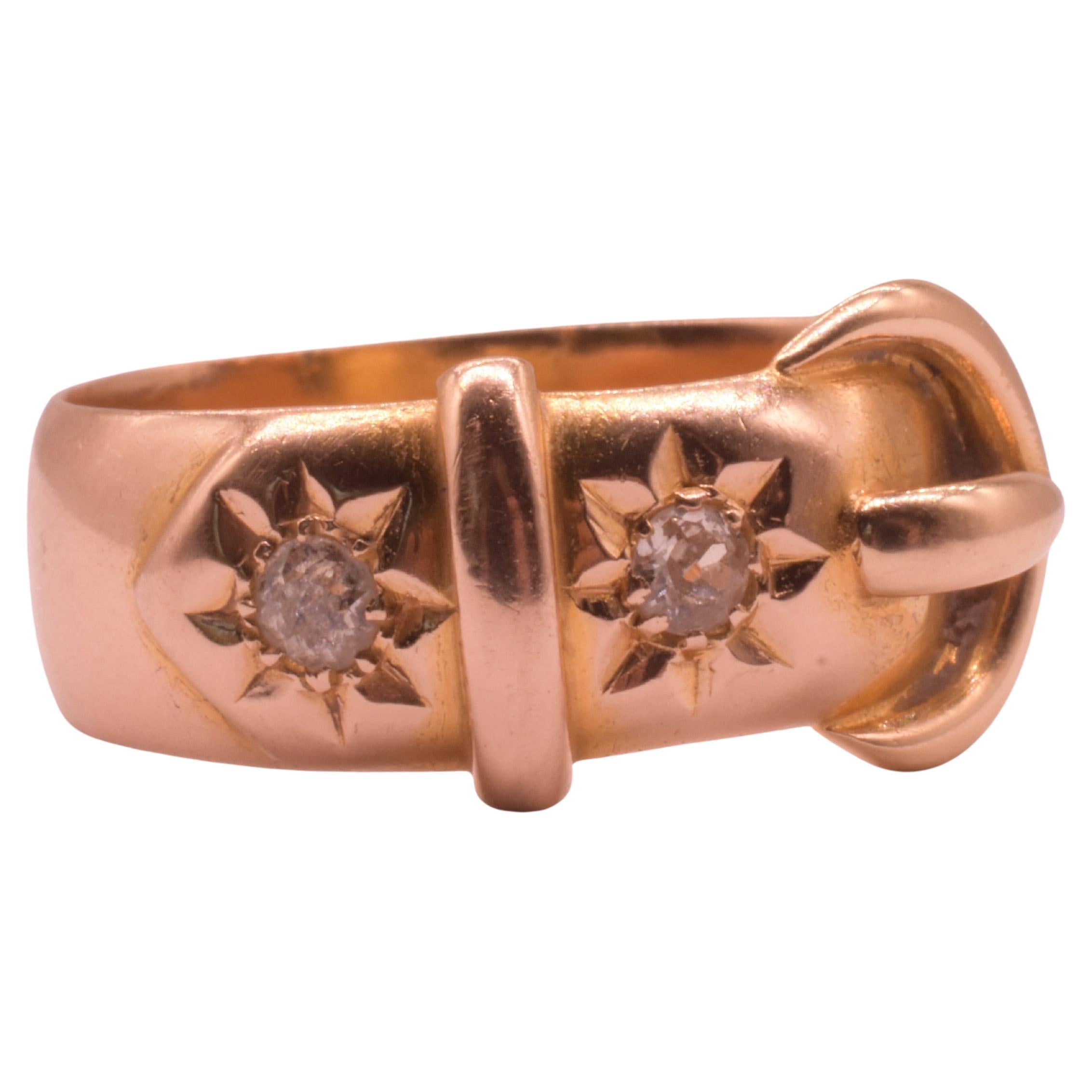 Notre bague à boucle victorienne 18 carats est poinçonnée pour la Guild de Chester et fabriquée en 1915. Nous pouvons le déterminer avec précision grâce à l'ensemble clair de poinçons sur notre anneau à boucle large, poli et bien proportionné. La
