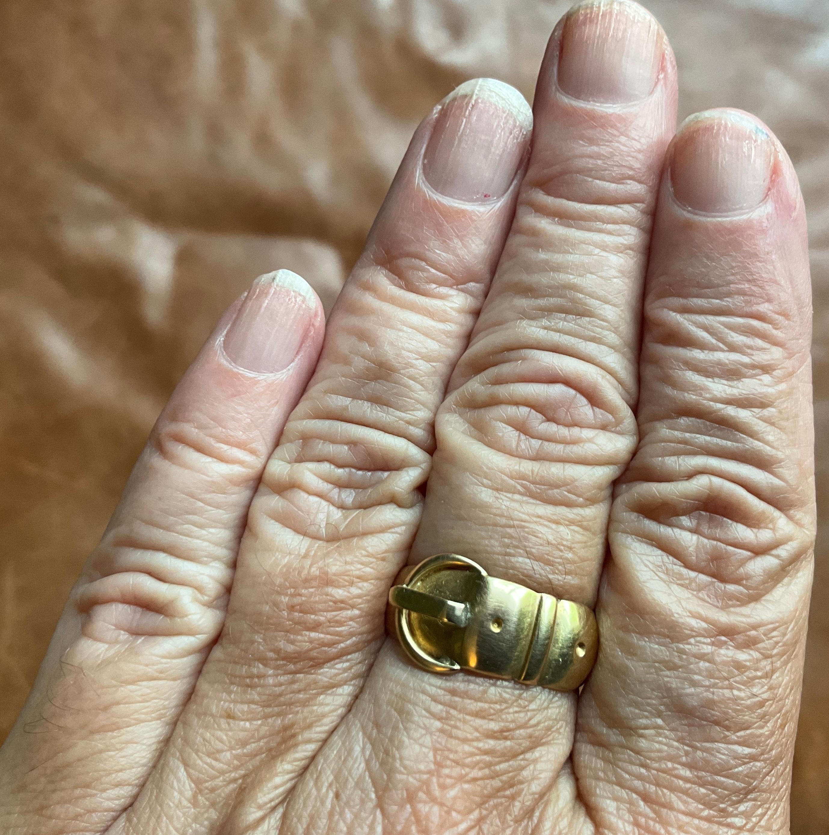 Bague ancienne à boucle en 18 carats poinçonnée pour 1910 en vente 8
