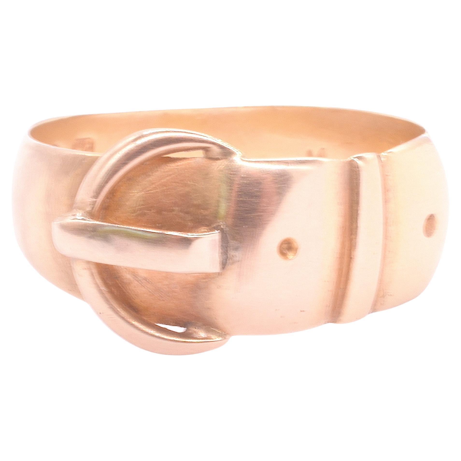Notre bague à boucle 18K de la fin de l'époque victorienne est poinçonnée Chester (pour la guilde de Chester en Angleterre) pour l'année 1910. Cela signifie que nous pouvons identifier que la bague a été fabriquée exactement cette année-là.  Nous