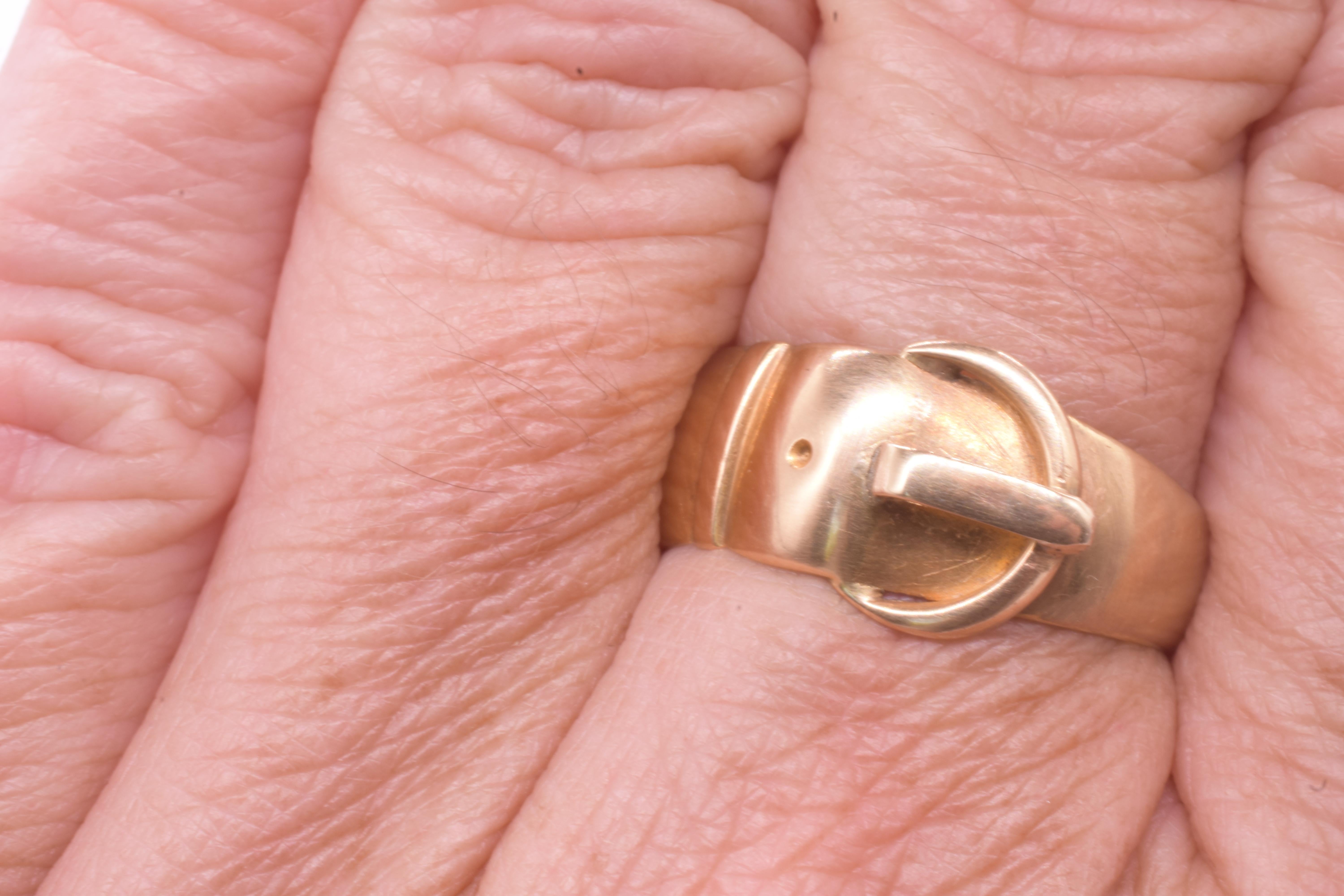 Bague ancienne à boucle en 18 carats poinçonnée pour 1910 Unisexe en vente
