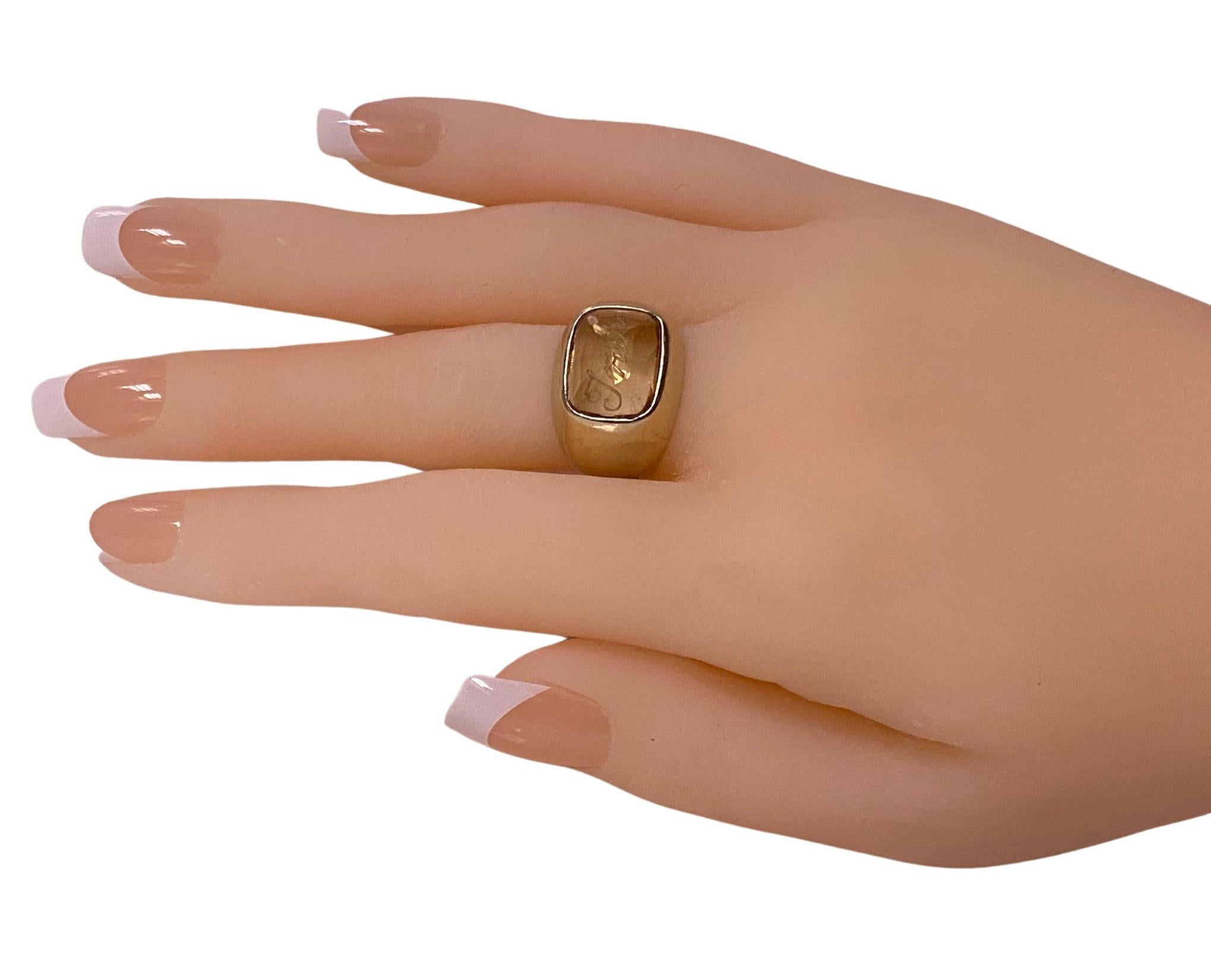 Antiker 18K geschnitzter Citrin Signet Ring, C.1900. Der Ring ist mit einem rechteckigen, facettierten Citrin besetzt, mit der Gravur 