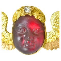 Antike Brosche aus 18 Karat geschnitztem Granat eines Cherubs und Diamanten, 3 Farben von Gold, um 1881