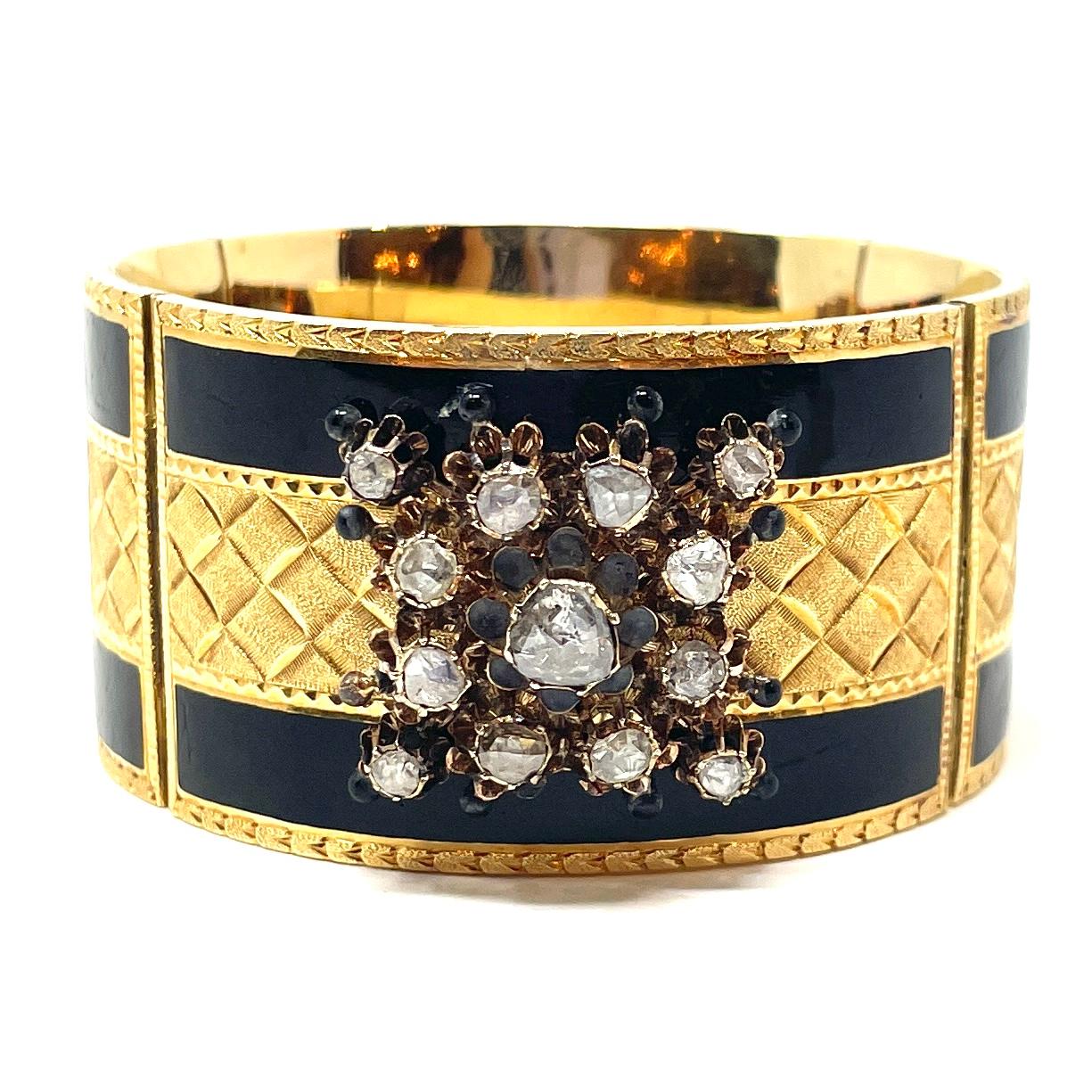 Ein atemberaubendes antikes französisches Armband mit 13 Diamanten im Rosenschliff, die auf einem schön strukturierten und emaillierten flexiblen Armband gefasst sind. Dank der ausgeprägten französischen Multistoppschließe kann dieses Armband sowohl