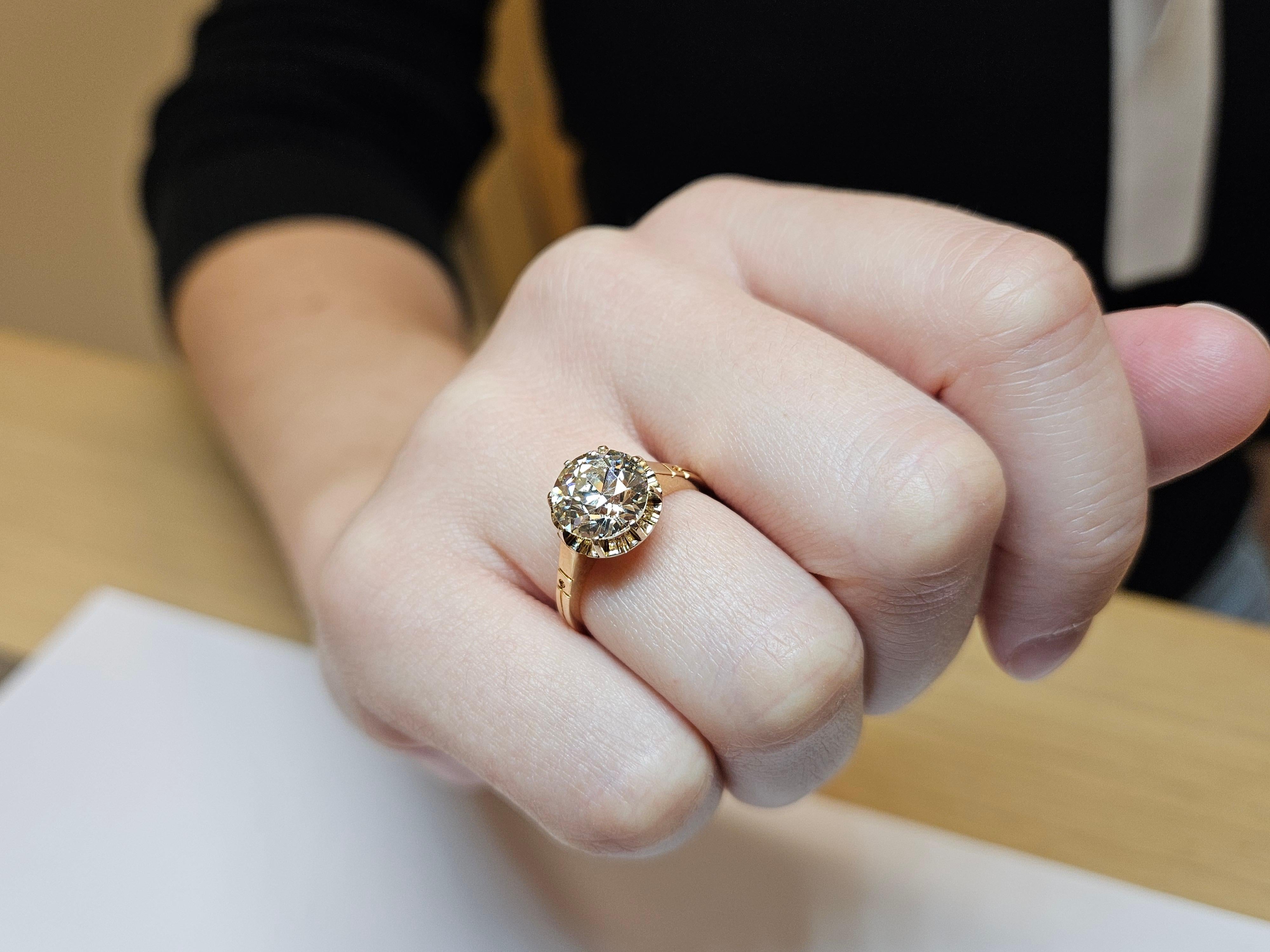 Questo anello è un antico solitario con un diamante Old European Cut da 2,2 carati al centro. Il diamante misura 8,8 cm x 5,6 mm ed è stimato di colore M/N e purezza VS2. Attualmente non è certificato, ma posso farlo certificare da GIA se lo