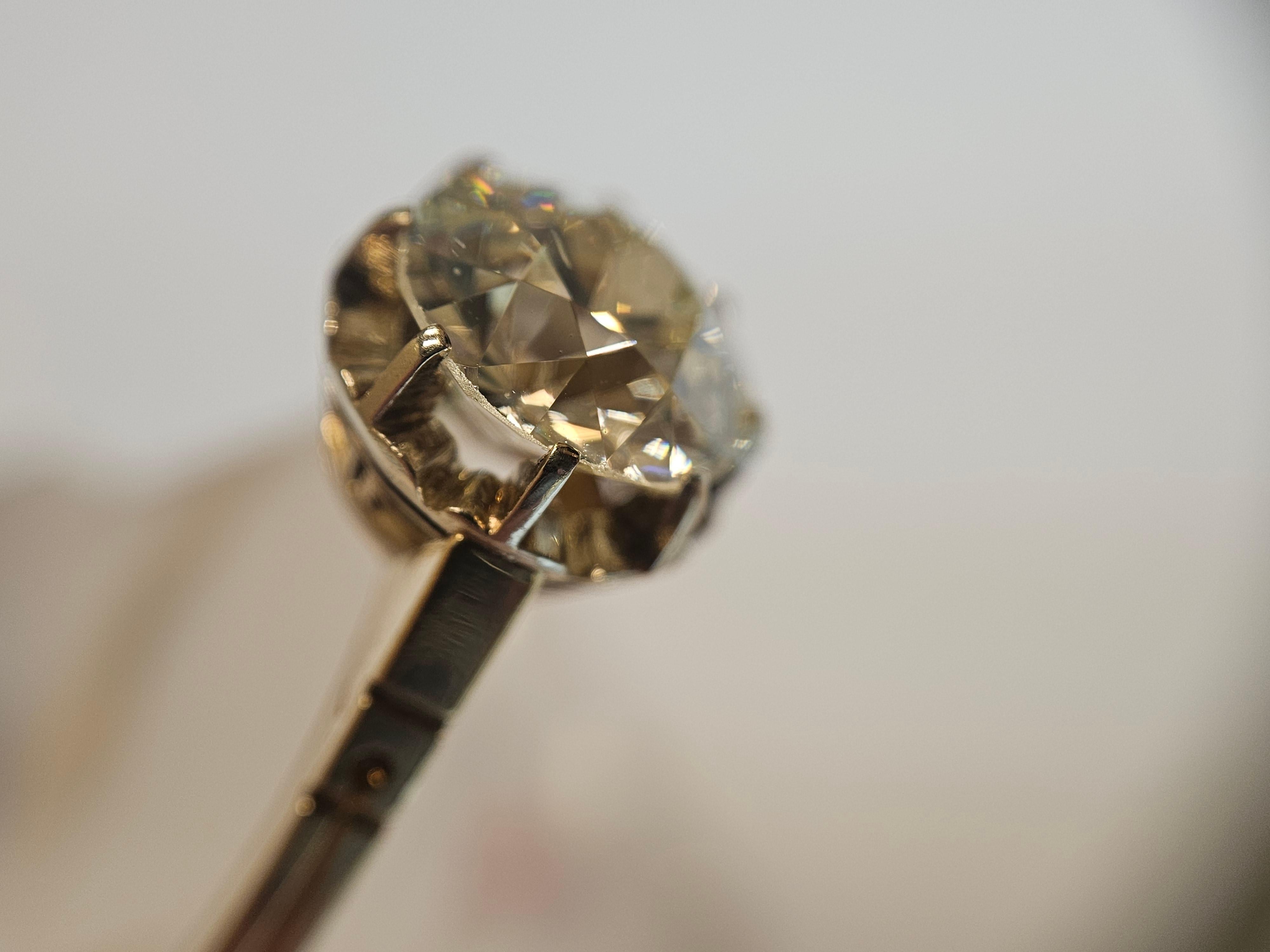 Anello antico in oro 18k con diamante vecchio taglio europeo da 2,2 carati In condizioni buone in vendita a Amsterdam, NL