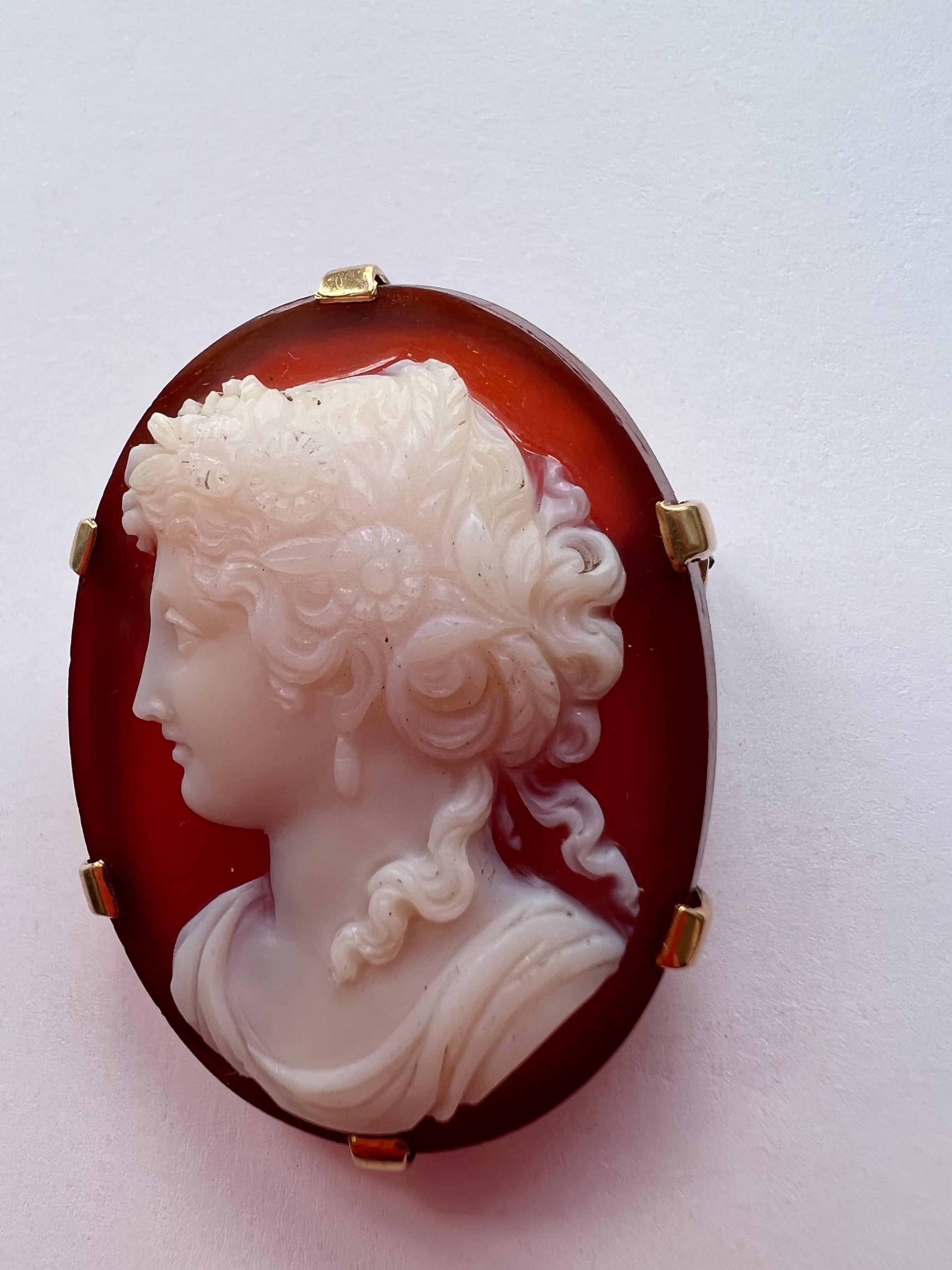 Antique 18K gold agate female portrait cameo brooch For Sale 2