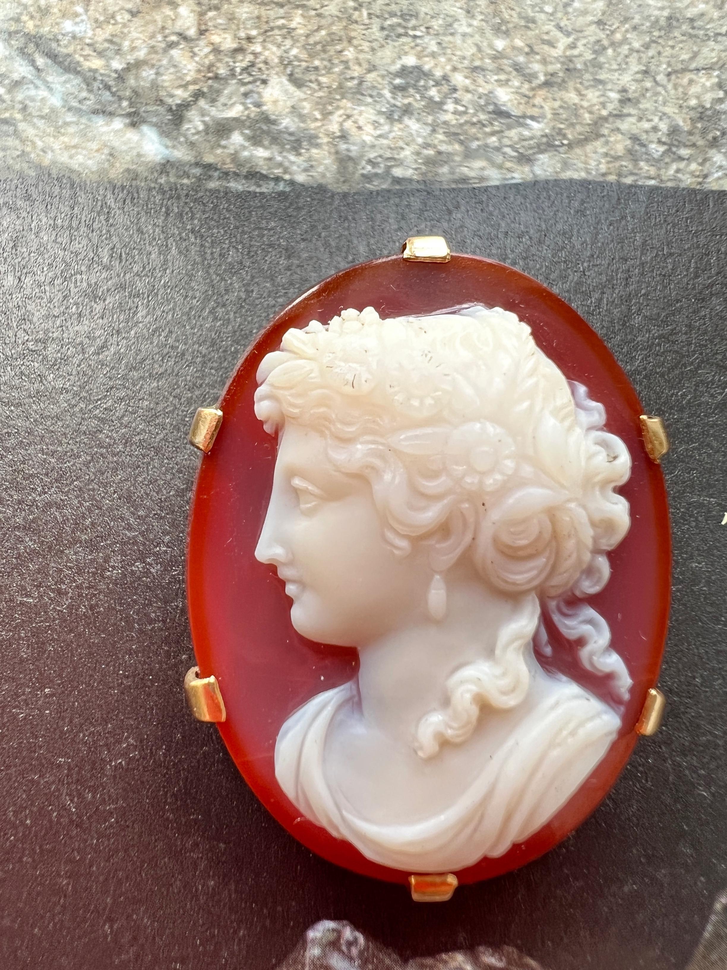 Antique 18K gold agate female portrait cameo brooch In Good Condition In Versailles, FR