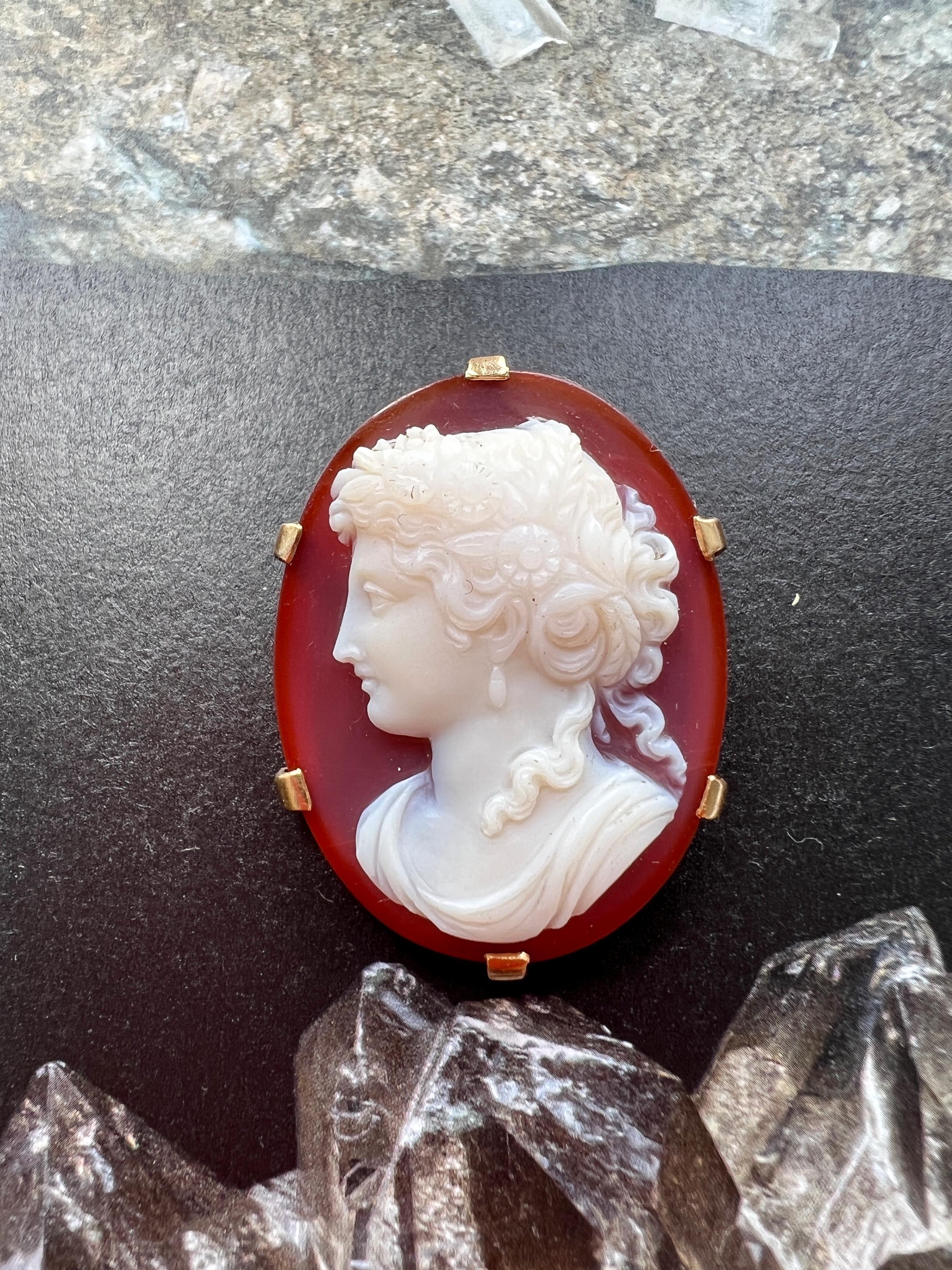 Antique 18K gold agate female portrait cameo brooch For Sale 1