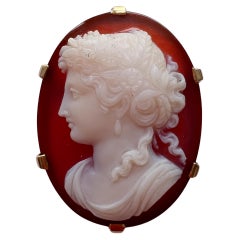 Used 18K gold agate female portrait cameo brooch
