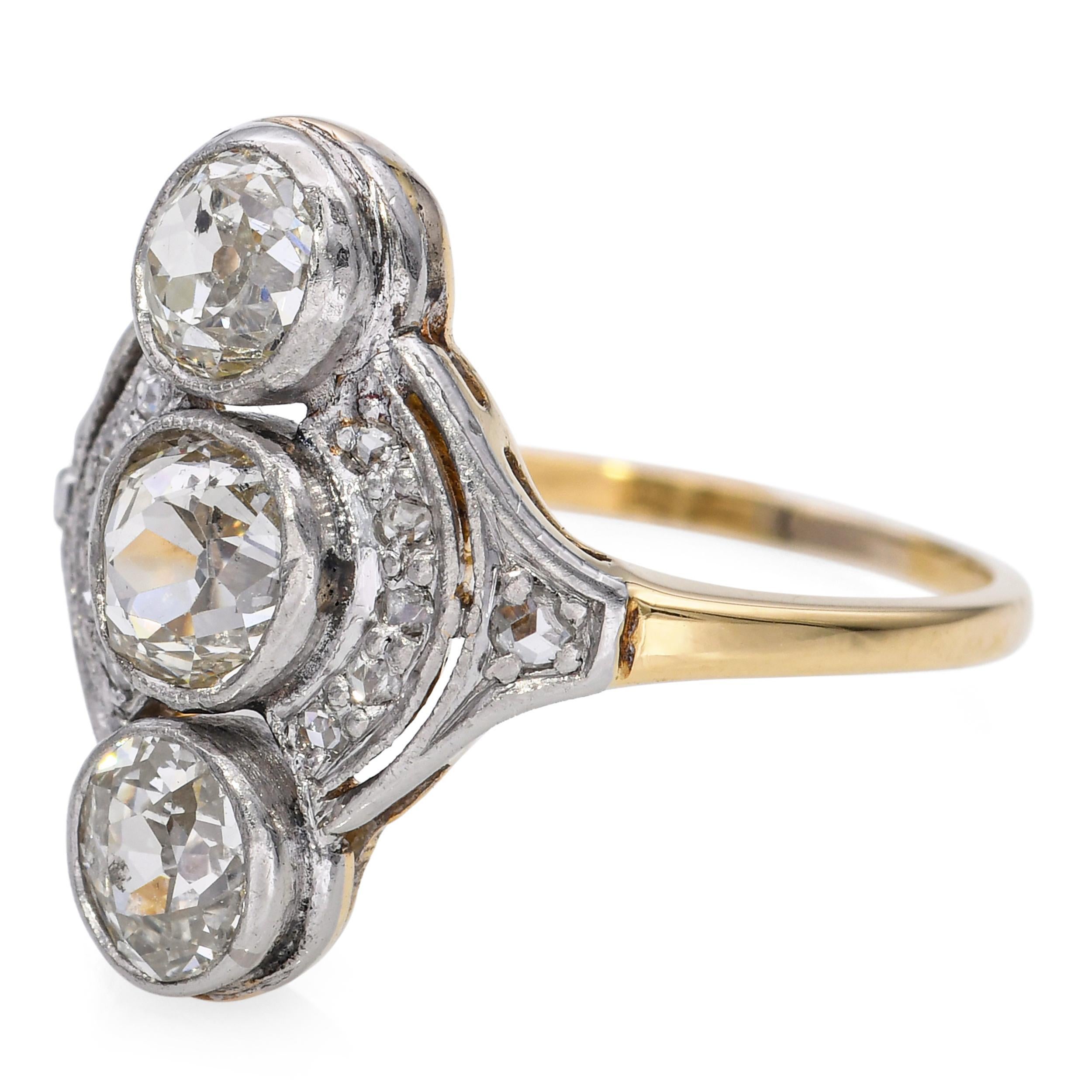 Anello antico in oro 18 carati e platino con tre pietre e diamanti In condizioni buone in vendita a New York, NY