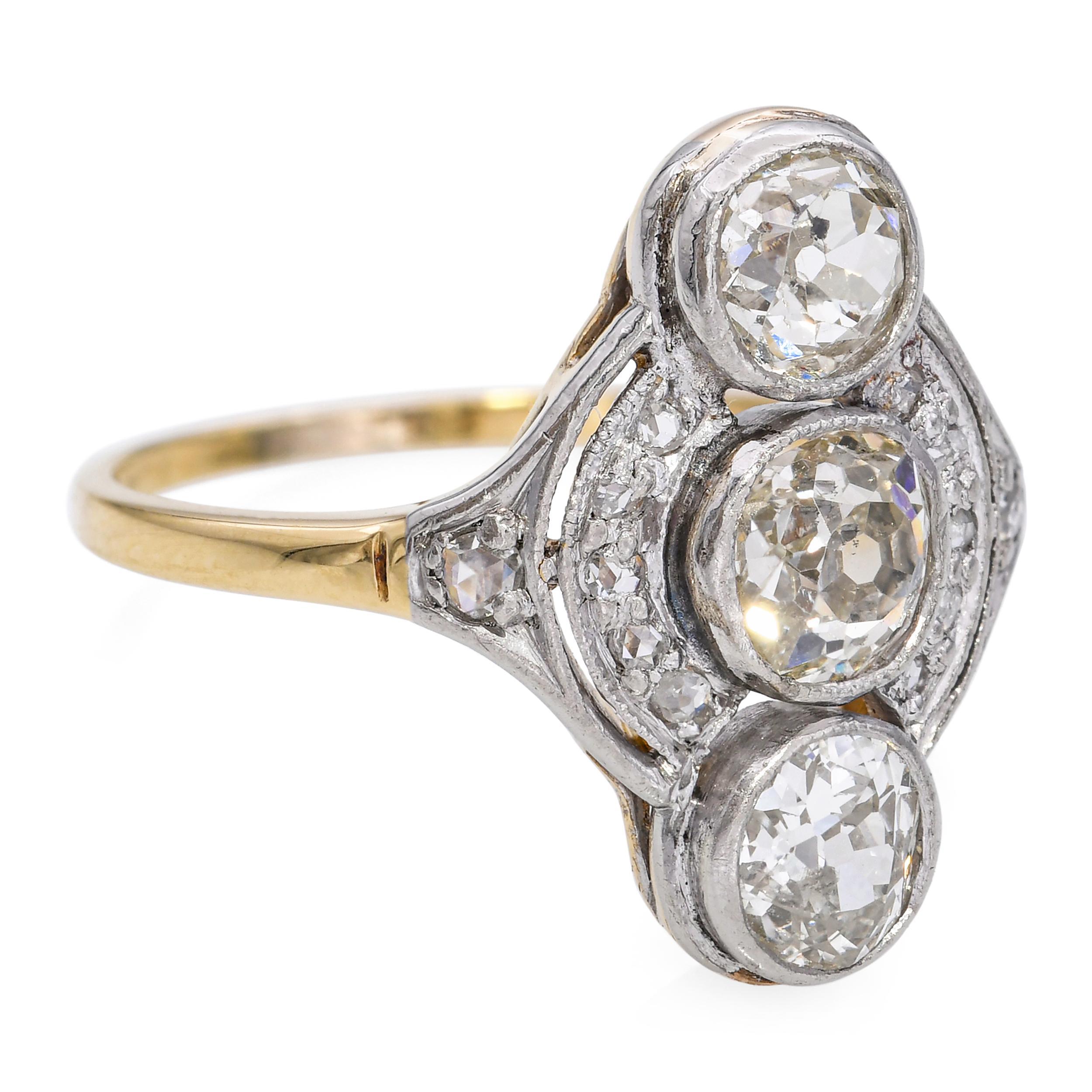Anello antico in oro 18 carati e platino con tre pietre e diamanti in vendita 1