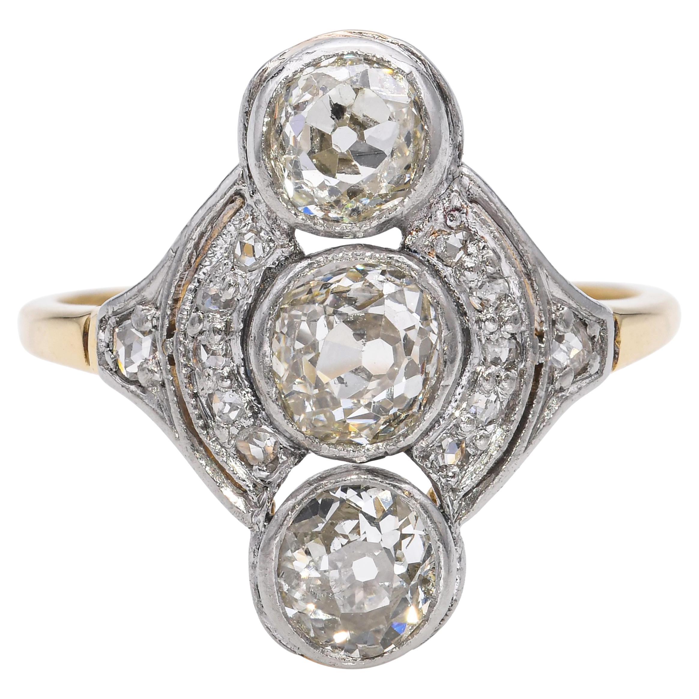 Anello antico in oro 18 carati e platino con tre pietre e diamanti in vendita