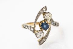 Antique 18k gold and platinum ring with sapphire and diamonds, 1900.