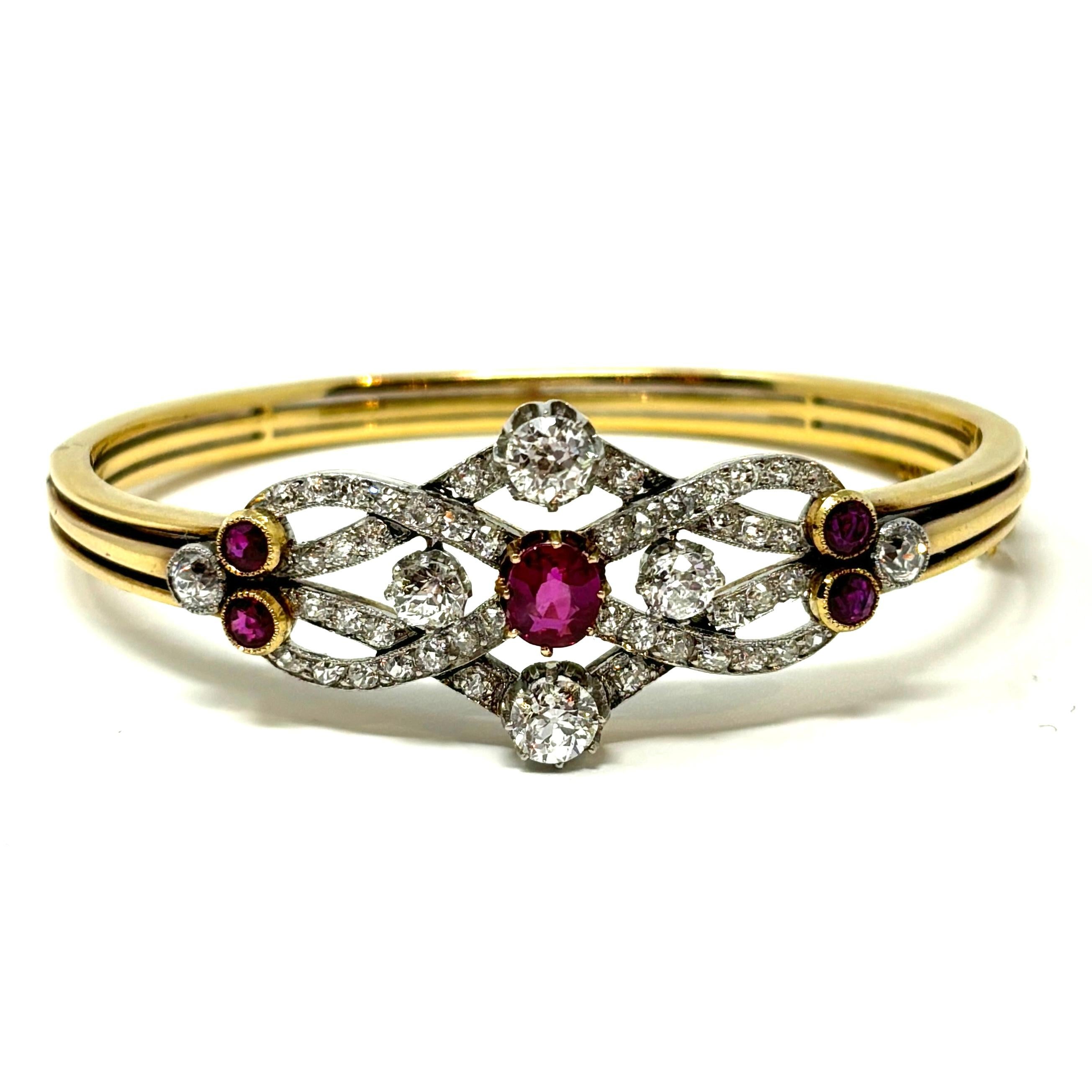 Ein wunderschöner antiker Armreif mit ca. 1,82 Karat Gesamtgewicht an lebhaften roten Rubinen und ca. 3,03 Karat Gesamtgewicht an alten europäischen und alten Minendiamanten.

Dieses Armband ist 7/8