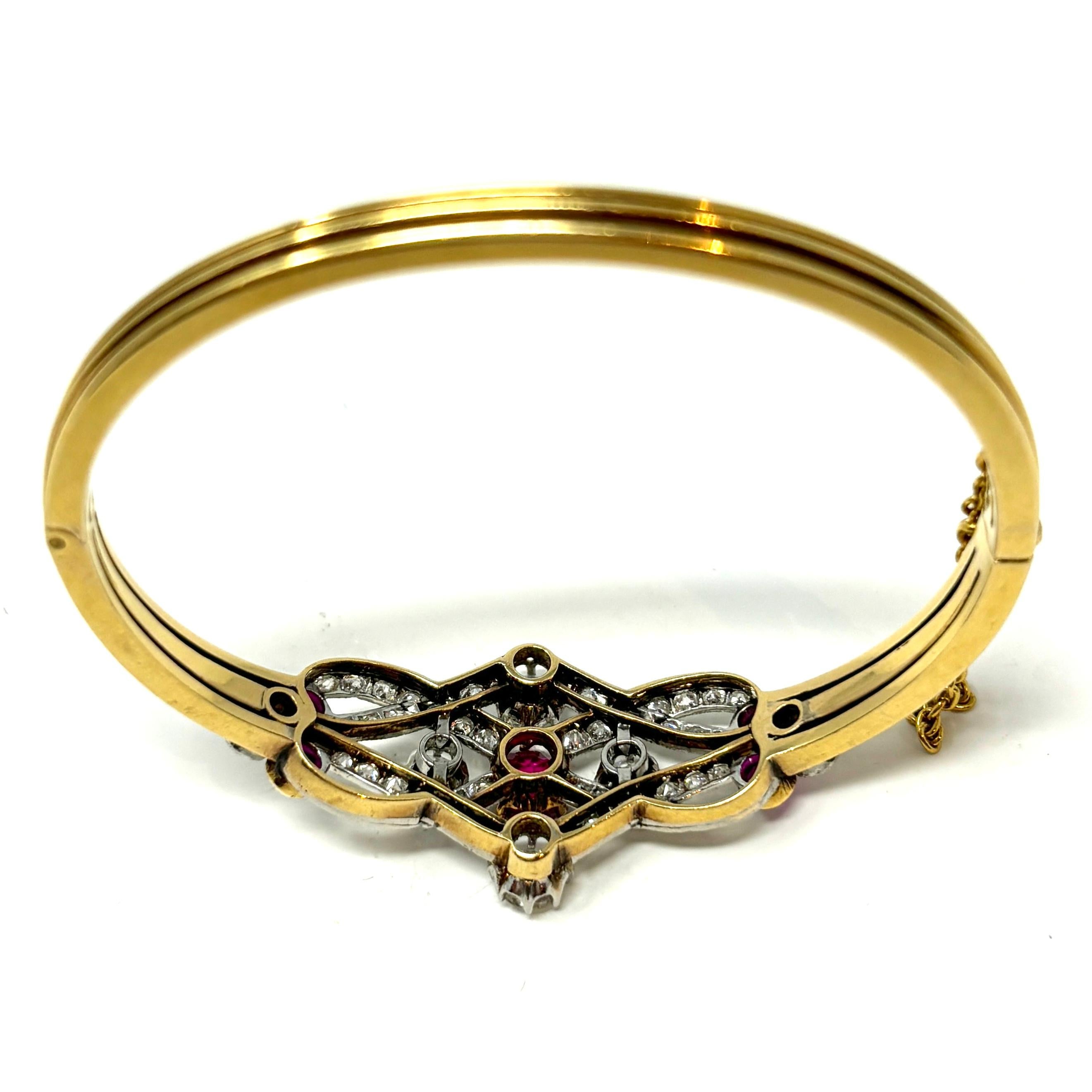 Antiker Armreif aus 18 Karat Gold und Platin mit Rubin und Diamanten, um 1890-1910 2