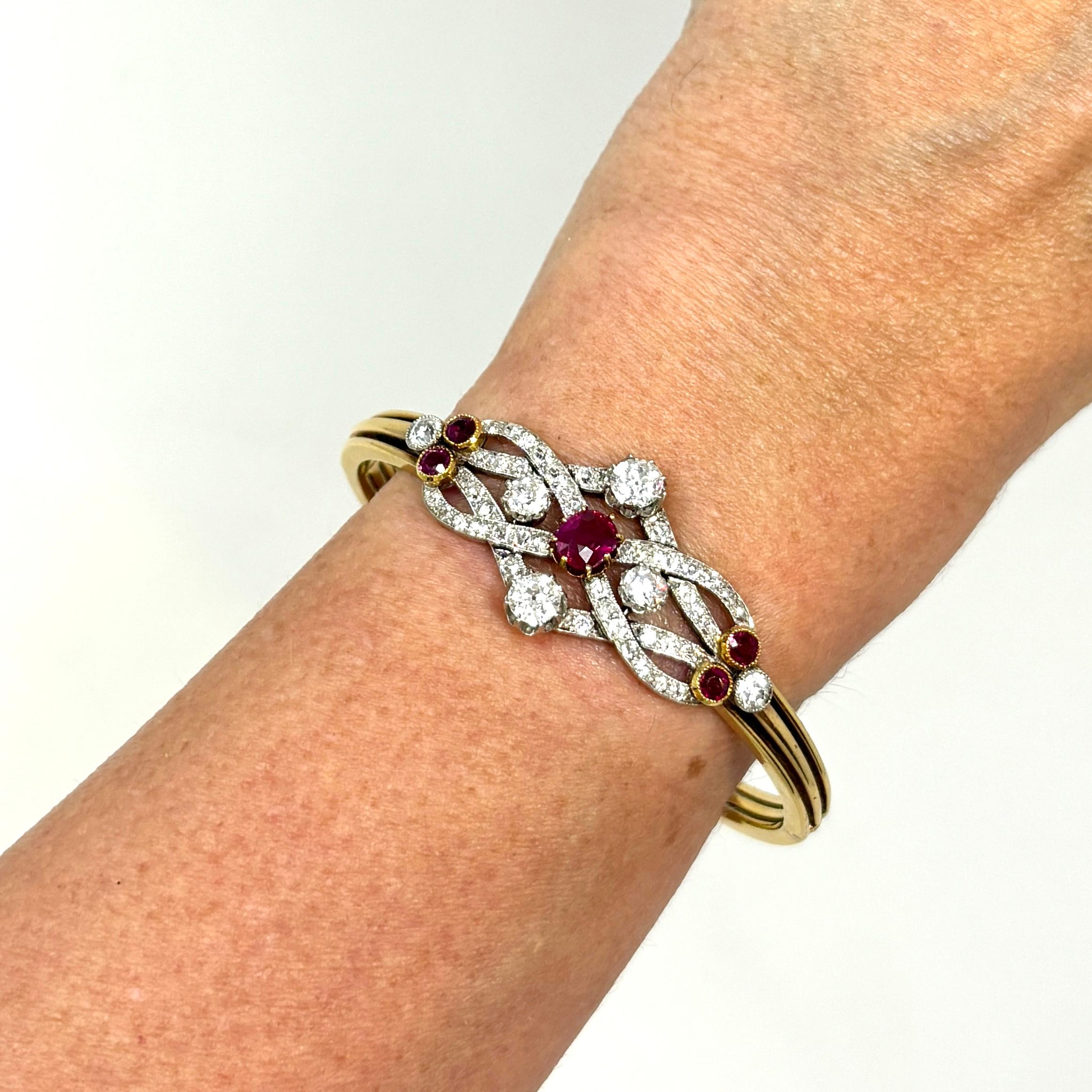Antiker Armreif aus 18 Karat Gold und Platin mit Rubin und Diamanten, um 1890-1910 3