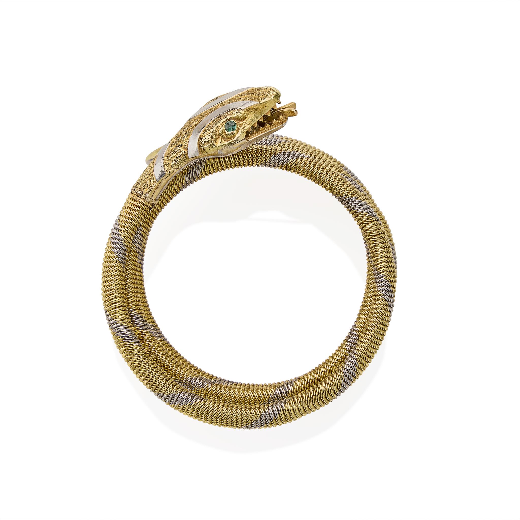 Questo bracciale inglese a forma di serpente in platino e oro 18 carati è stato creato intorno agli anni 1870-1880. Il minuscolo serpente con testa d'oro evidenziata da accenti di platino e occhi di smeraldo continua con un corpo a maglia d'oro 18