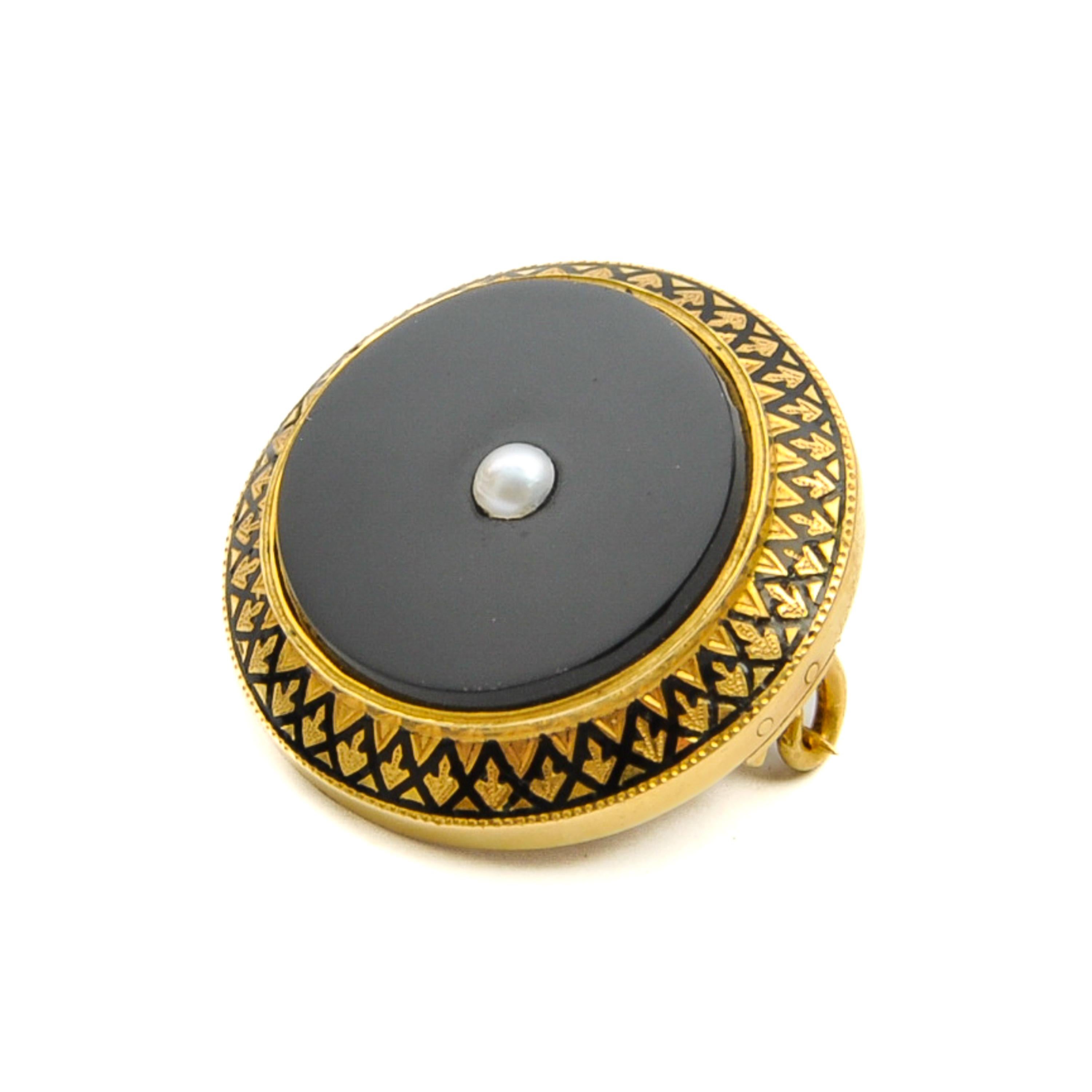 Round Cut Antique 18K Gold Black Enamel and Onyx Brooch For Sale