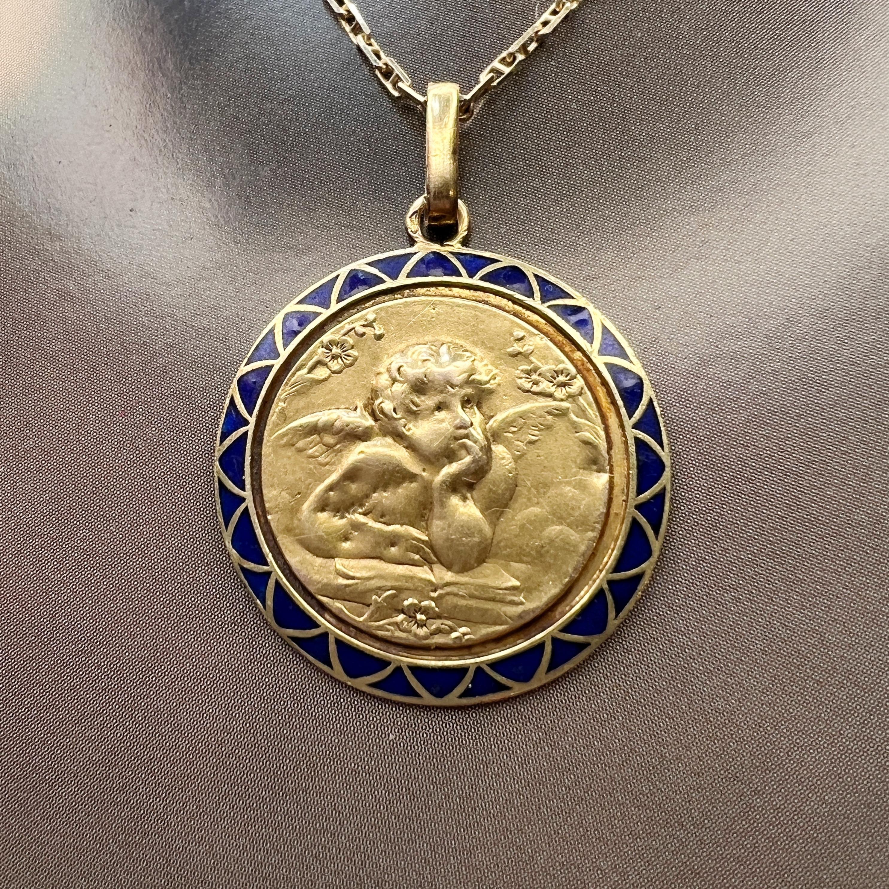 Nous vendons un pendentif ancien en or 18 carats qui rend hommage aux chérubins emblématiques du célèbre tableau de Raphael, 