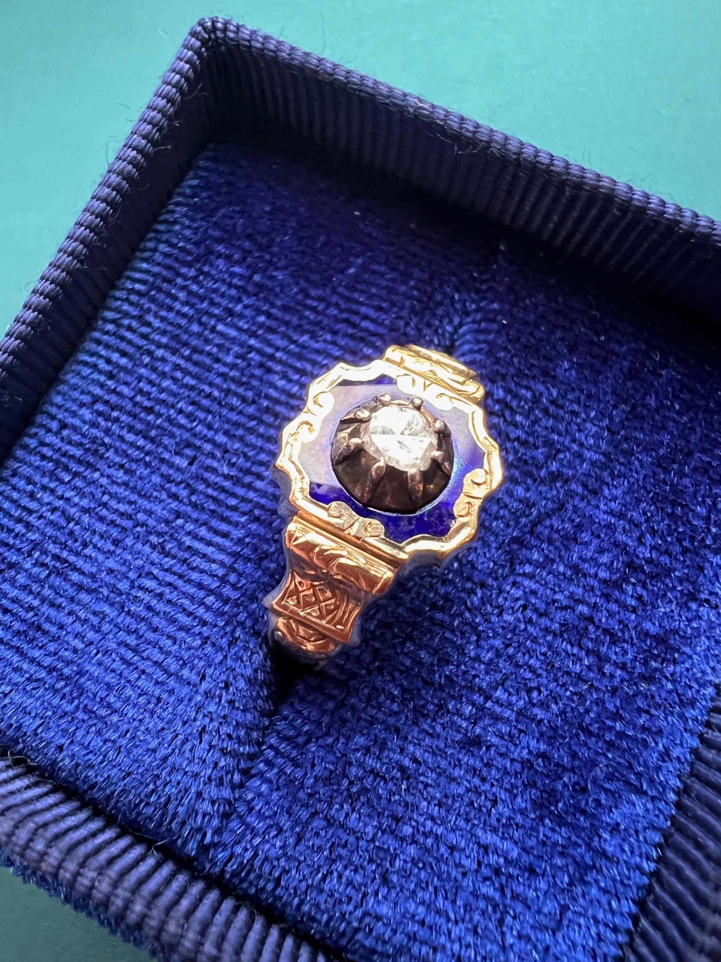 For sale a very beautiful late Georgian / early Victorian era 18k gold signet ring enameled in an elegant royal blue color. The head of the ring features a solitaire diamond of rose cut style in a claw collet setting, typical to the 18th century.
