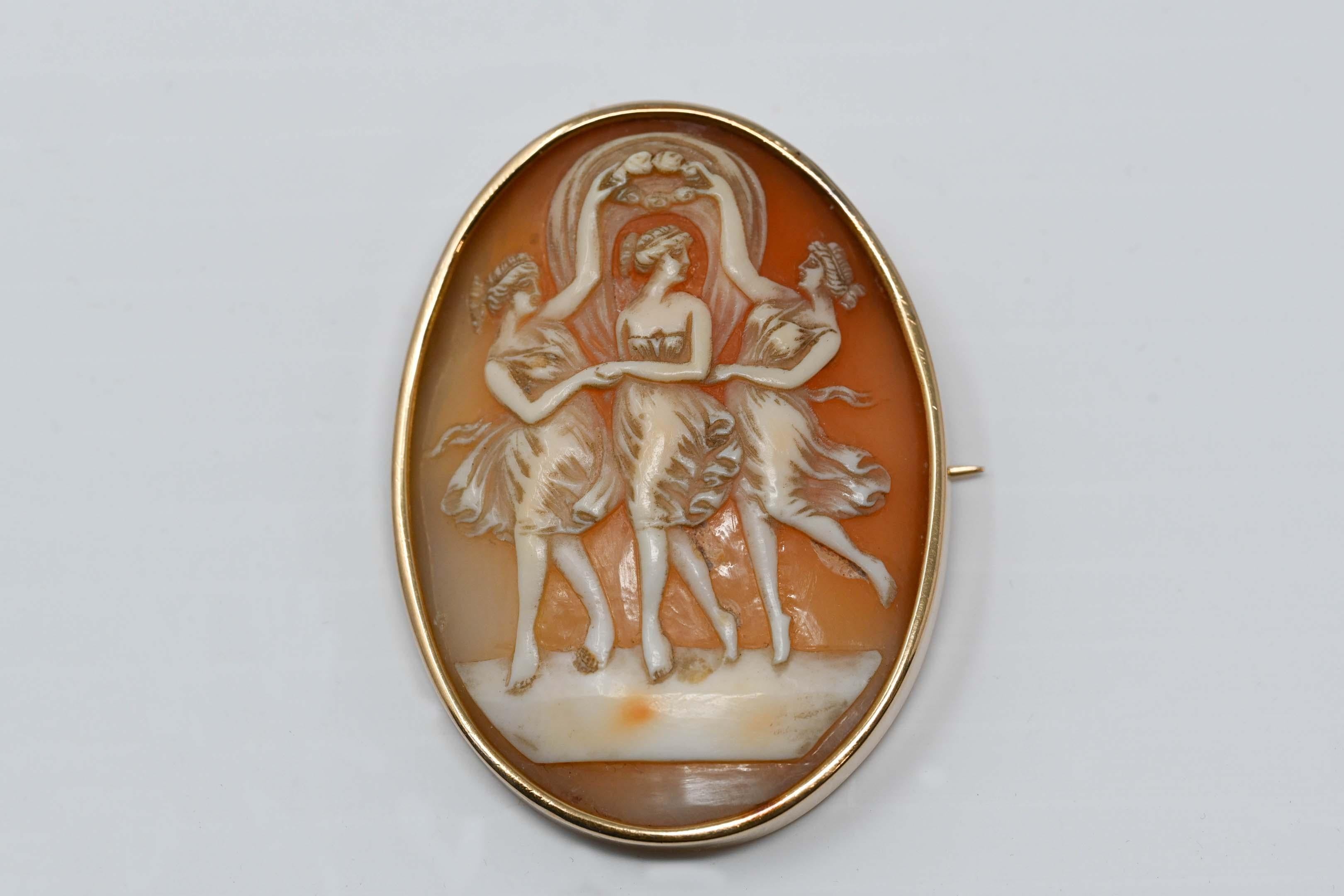 Antique camée en or 18 carats sculptant les trois Grâces Pour femmes en vente