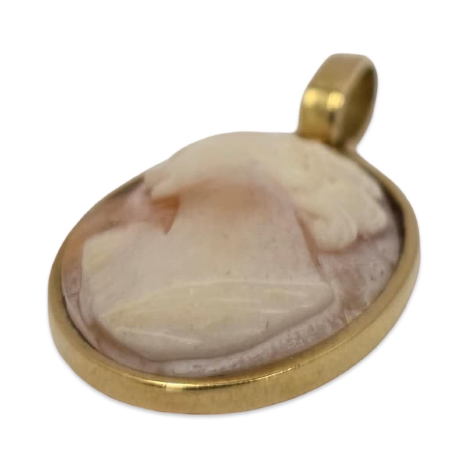 Pendentif camée en or 18K ancien, coquillage sculpté, profil de dame classique, 27mm Excellent état - En vente à Miami, FL