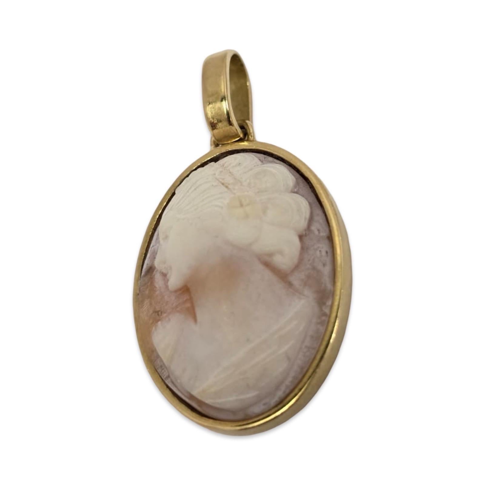 Pendentif camée en or 18K ancien, coquillage sculpté, profil de dame classique, 27mm Unisexe en vente