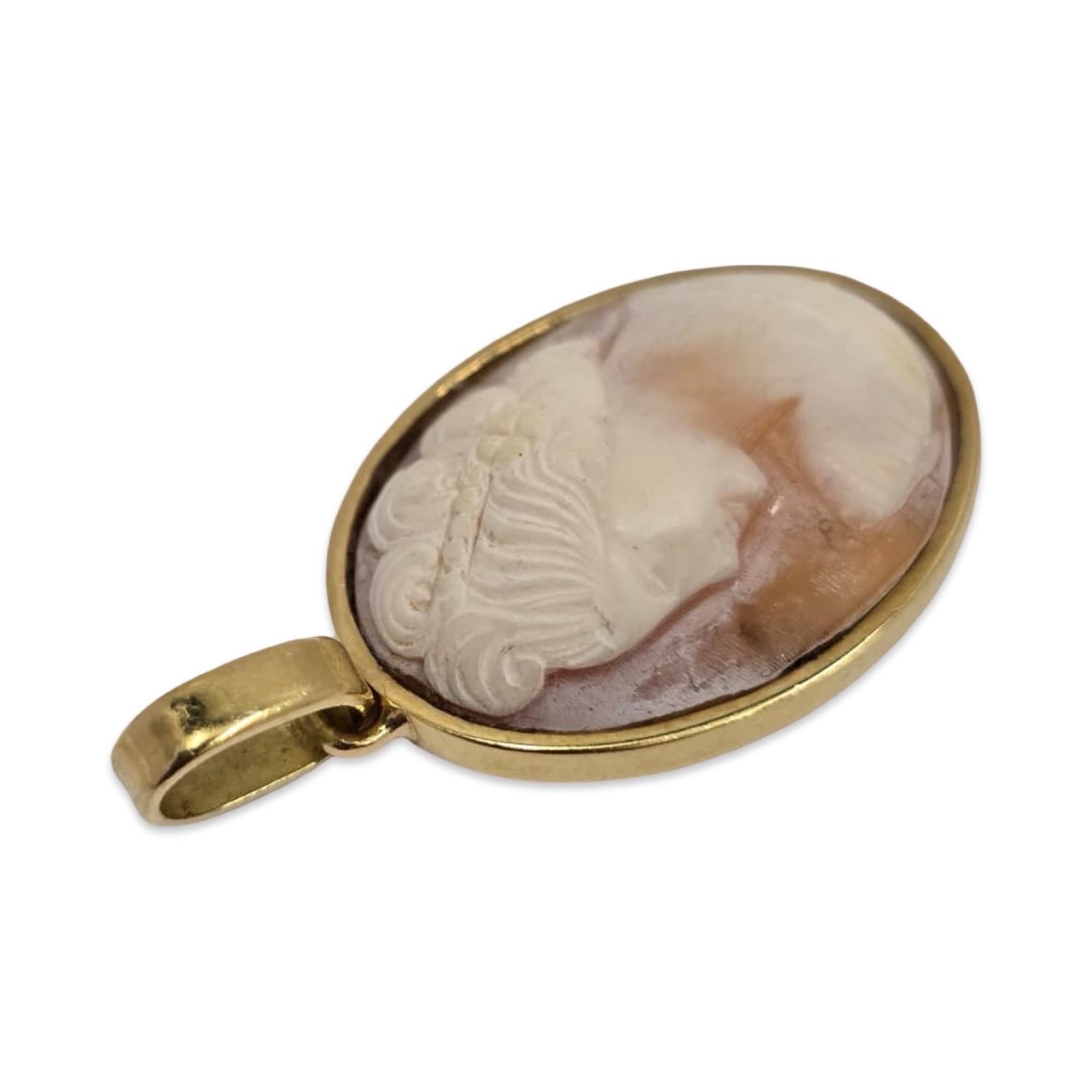 Pendentif camée en or 18K ancien, coquillage sculpté, profil de dame classique, 27mm en vente 1