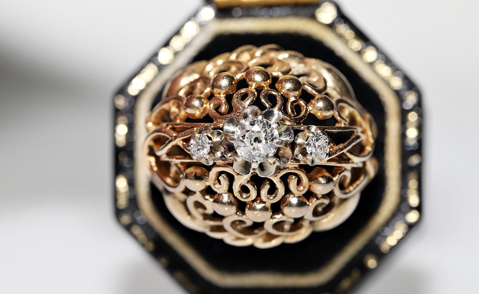 En très bon état.
Poids total 9,1 grammes.
Le diamant est d'environ 0,35 ct.
Le diamant est de couleur H et de pureté vs-s1.
La taille de la bague est de 7,5 
Nous pouvons fabriquer n'importe quelle taille.
Testé à l'acide pour vérifier qu'il s'agit