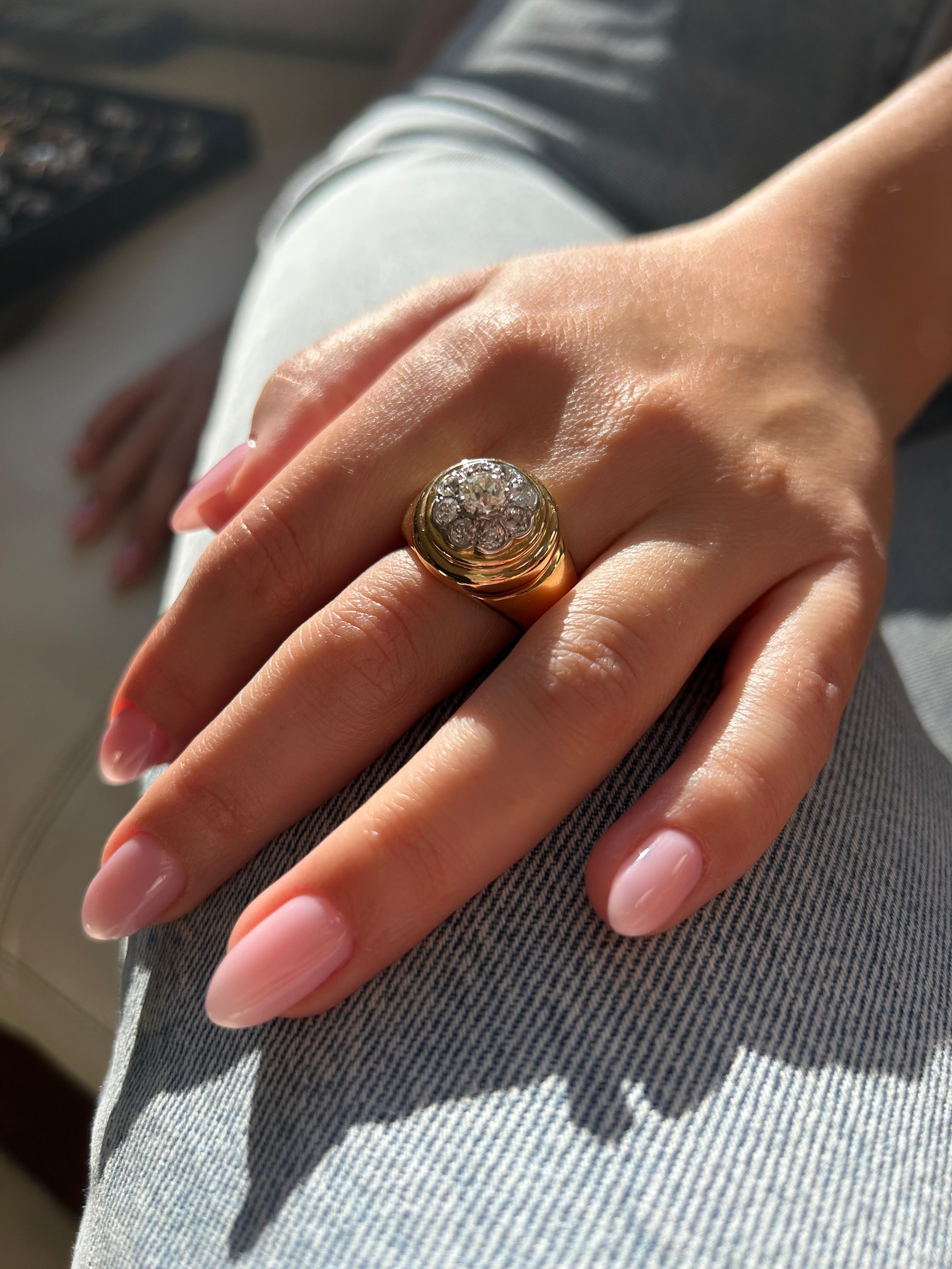 Élevez votre collection avec cette exquise bague à grappes en or jaune 18 carats, réalisée de main de maître en or massif 750‰ et ornée en son centre d'un diamant taille ancienne de 0,50 carat, entouré de huit diamants d'accentuation brillants