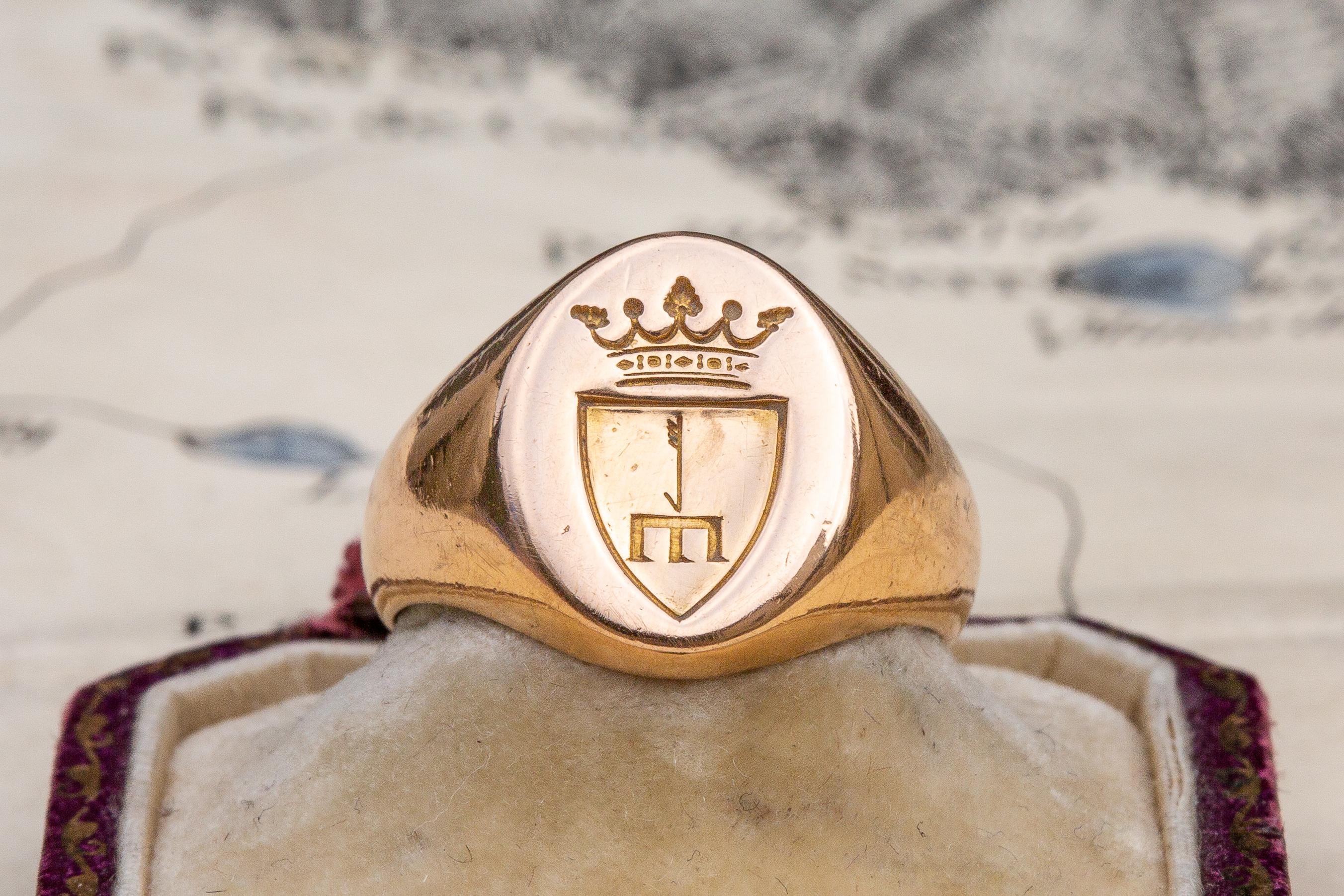 Une impressionnante, rare et lourde chevalière de la fin du 19e siècle, gravée à la main en taille-douce. La lunette est minutieusement sculptée pour représenter un blason polonais ou d'Europe de l'Est. La présence d'une couronne au-dessus de l'écu
