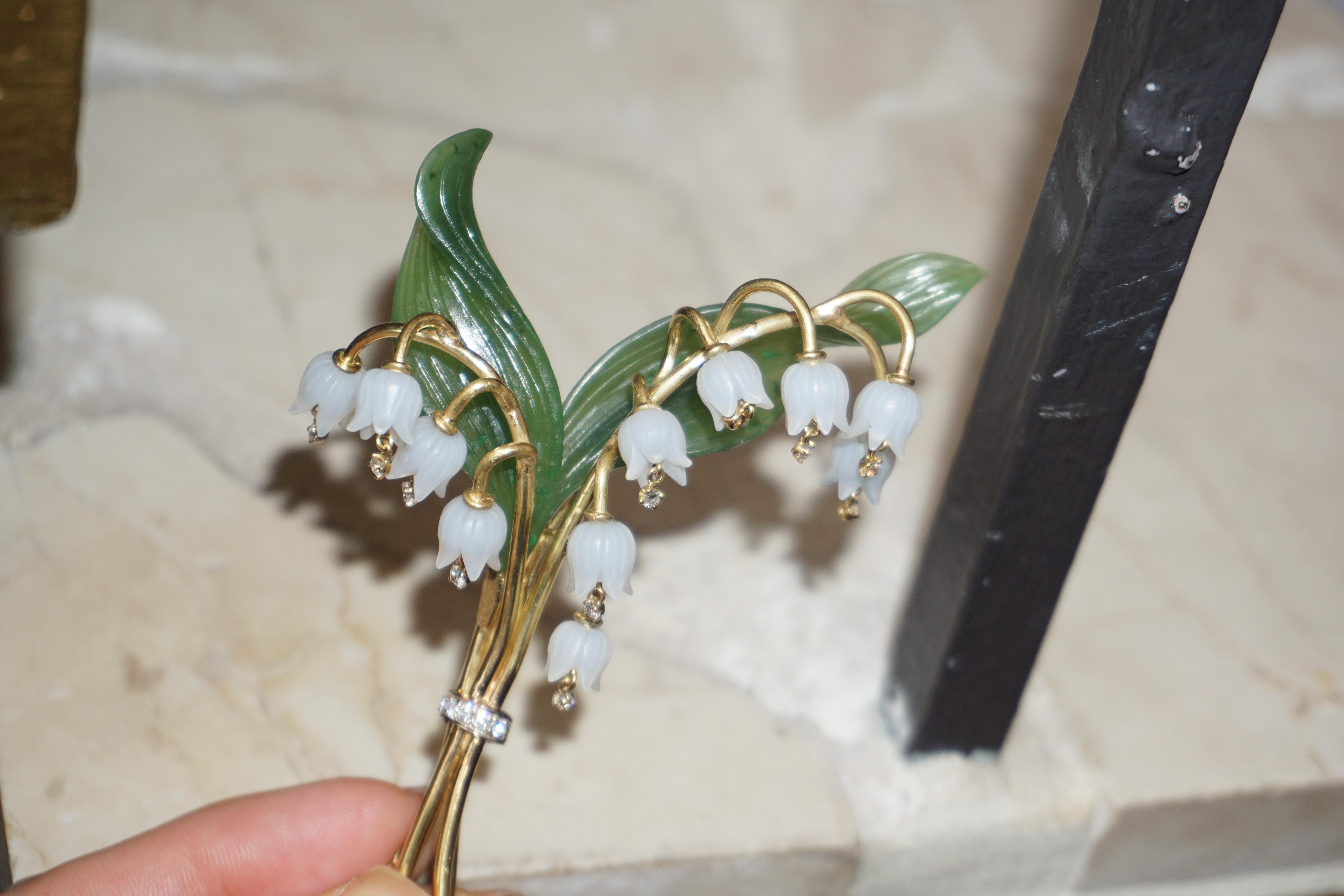 Épingle à lys en jade ancienne Unisexe en vente