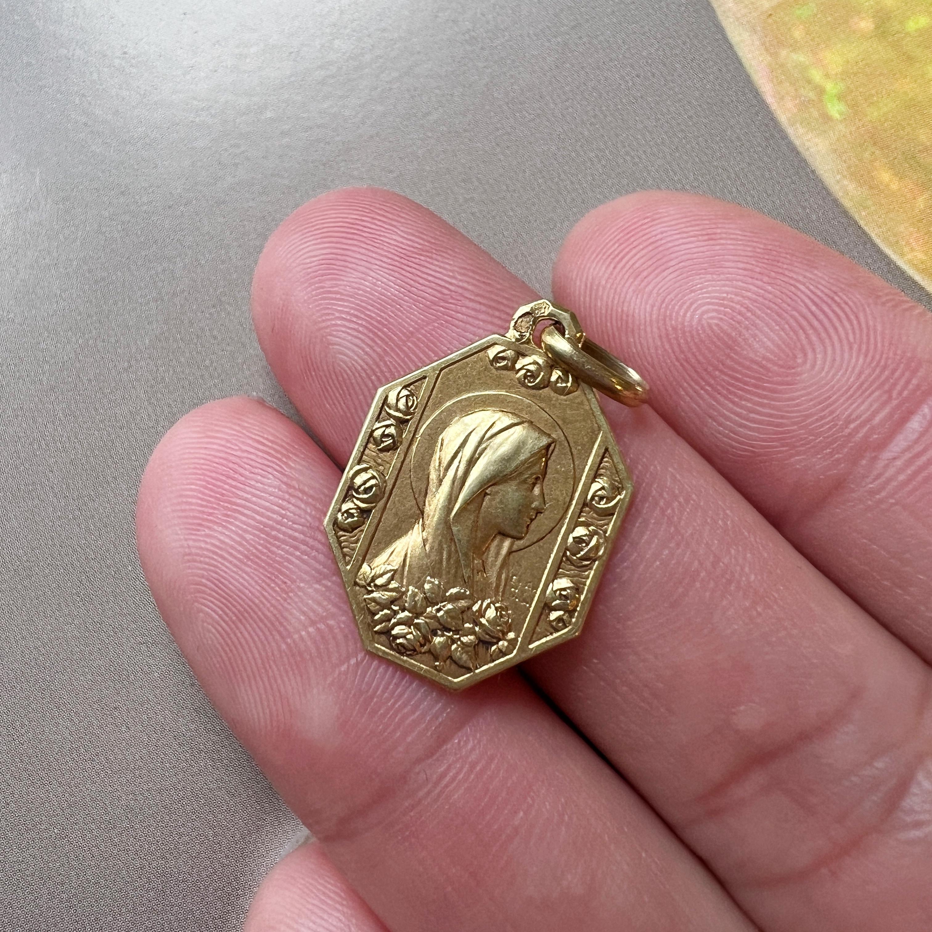 Antique 18K gold double sided Virgin Mary pendant In Good Condition In Versailles, FR