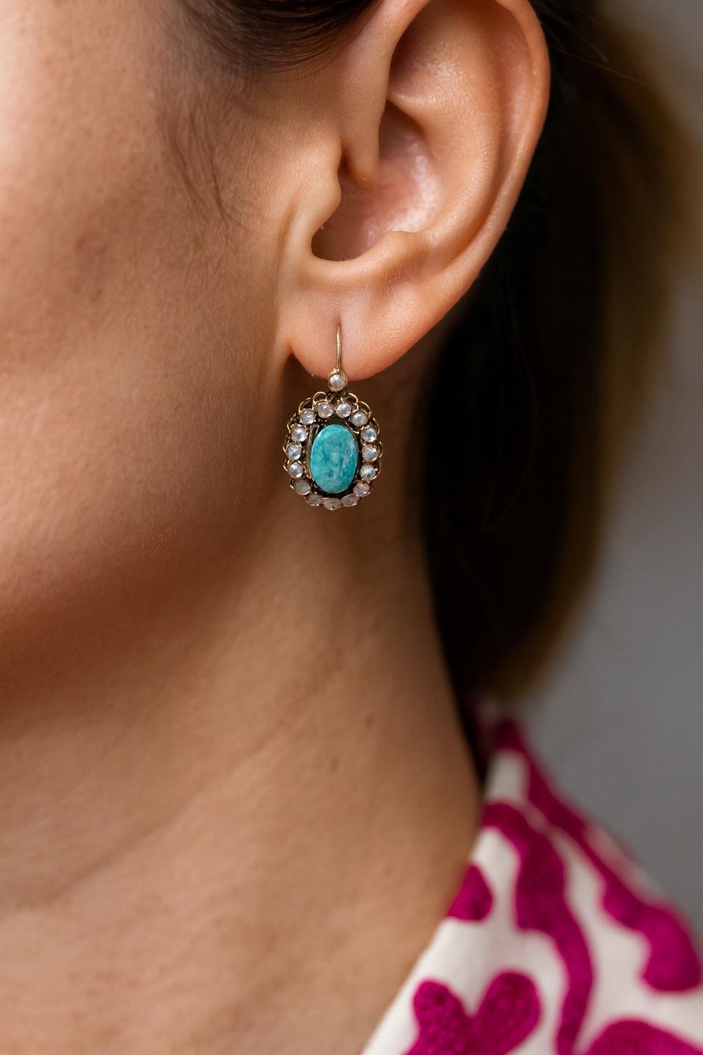 Art Déco Antique 18K Gold Earrings with Nishapur Turquoise (Shajareh) and Diamond Halo – in vendita