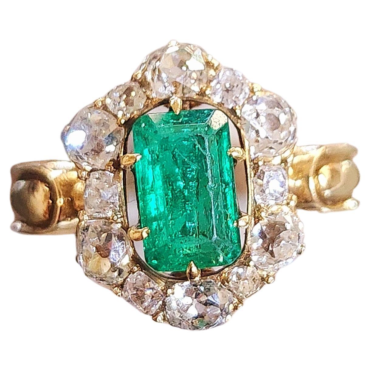 Antique Emerald And Old Mine Cut Diamond Gold Ring In Good Condition For Sale In Cairo, EG