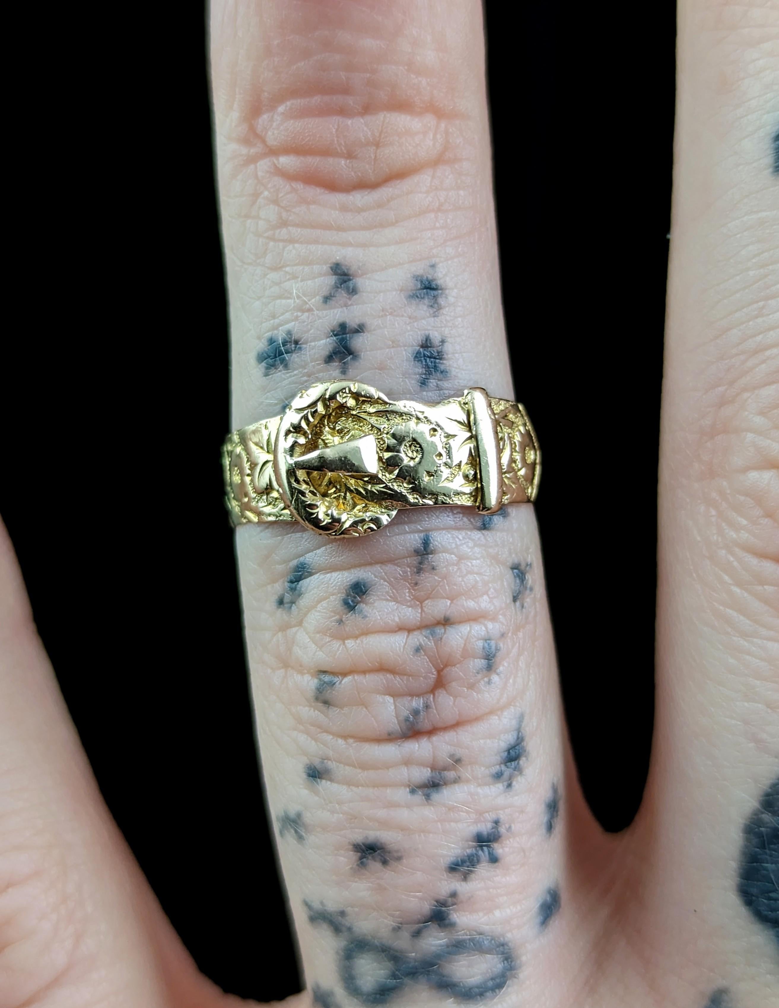 Antiker Ring mit gravierter Schnalle aus 18 Karat Gold, orangefarbene Blüte  im Zustand „Relativ gut“ in NEWARK, GB