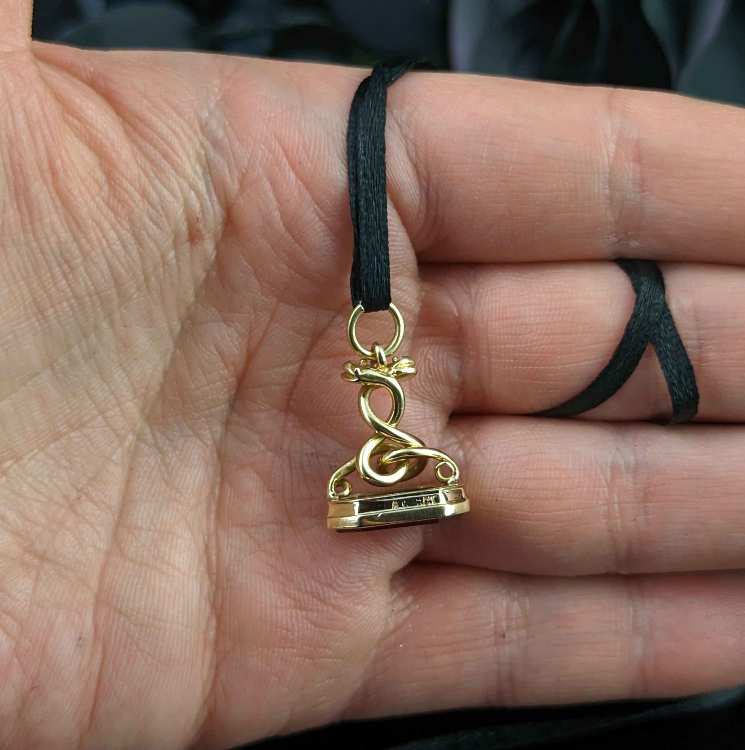 Non taillé Poignée en forme de sceau de serpent entrelacé en or 18 carats, cornaline en vente