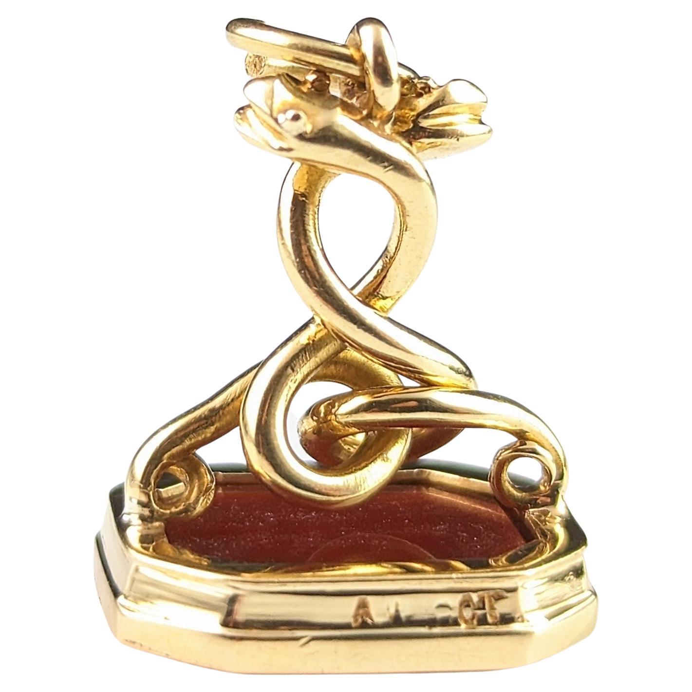 Poignée en forme de sceau de serpent entrelacé en or 18 carats, cornaline en vente