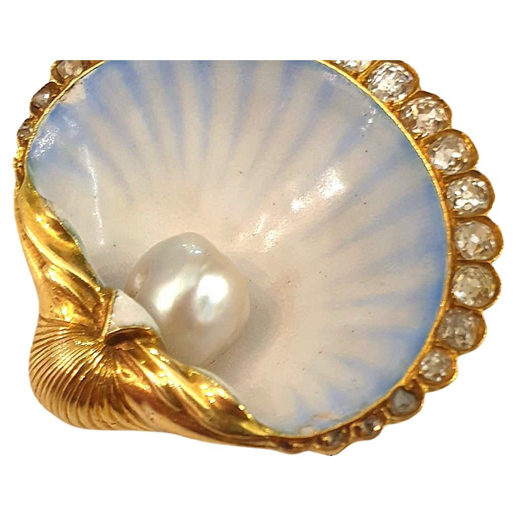 Antique French Old Mine Cut Diamond and Pearl Enamel Shell Gold Brooch In Good Condition For Sale In Cairo, EG