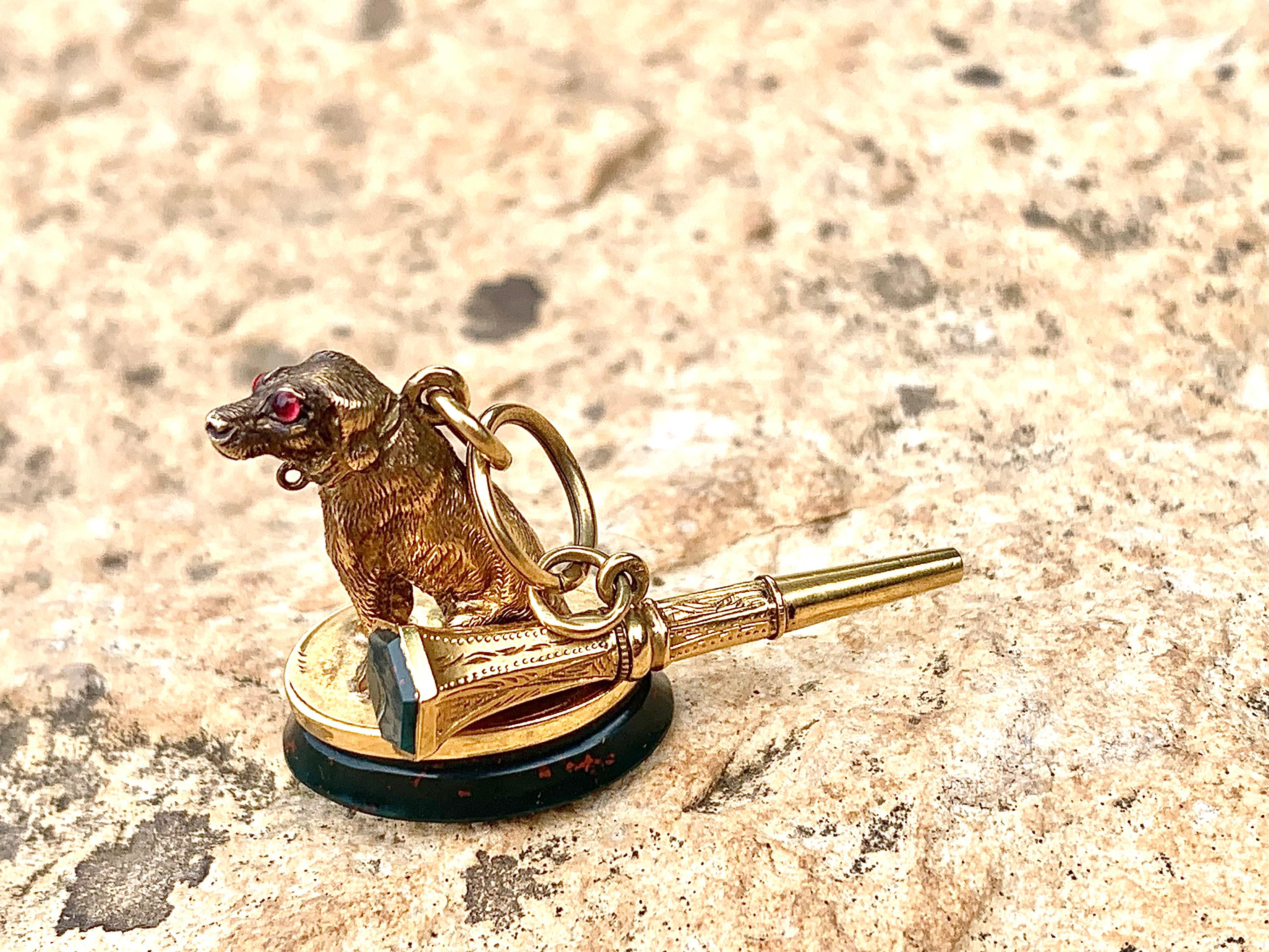 Pendentif français ancien en or 18 carats avec initiales de clé de montre en forme de sceau de chien Unisexe en vente