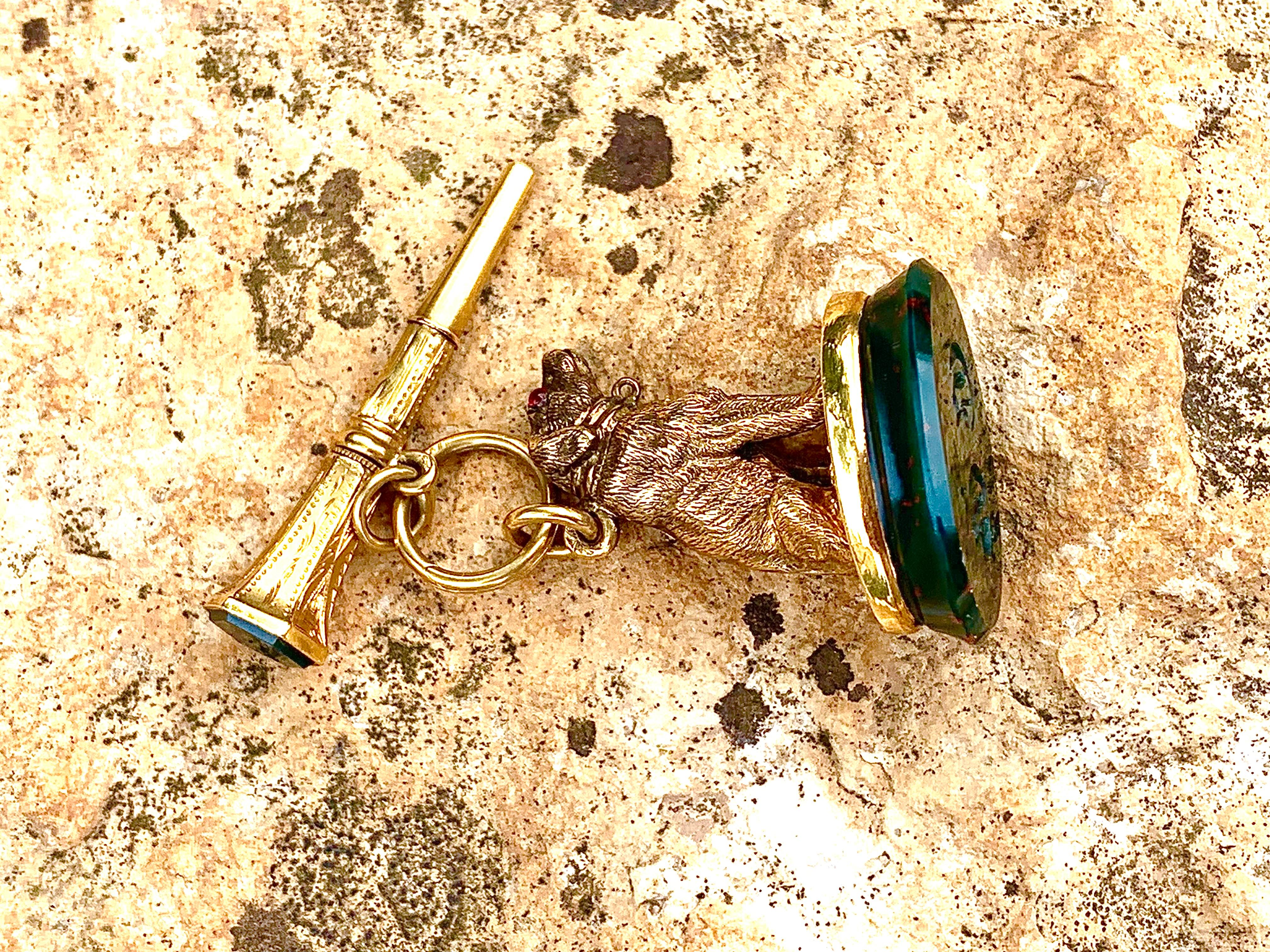 Pendentif français ancien en or 18 carats avec initiales de clé de montre en forme de sceau de chien en vente 1