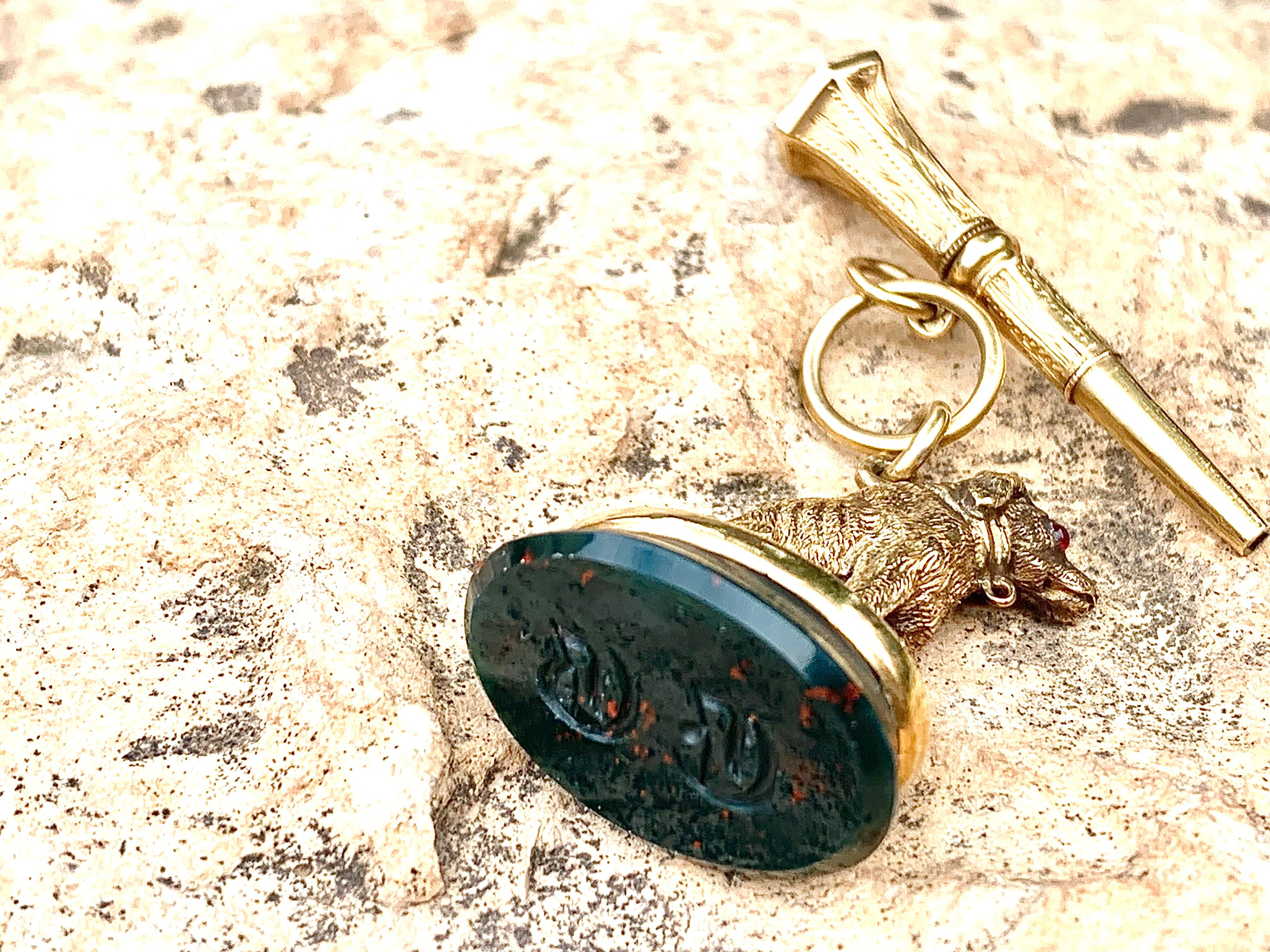 Pendentif français ancien en or 18 carats avec initiales de clé de montre en forme de sceau de chien en vente 2