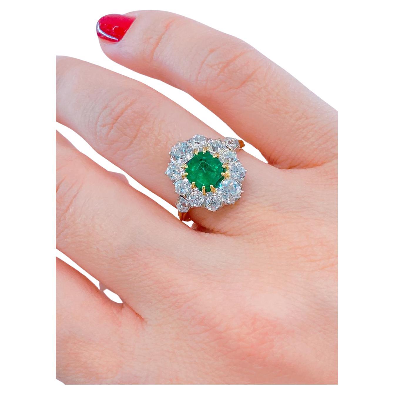Antique French Emerald And Old Mine Cut Diamond Gold Ring In Excellent Condition For Sale In Cairo, EG