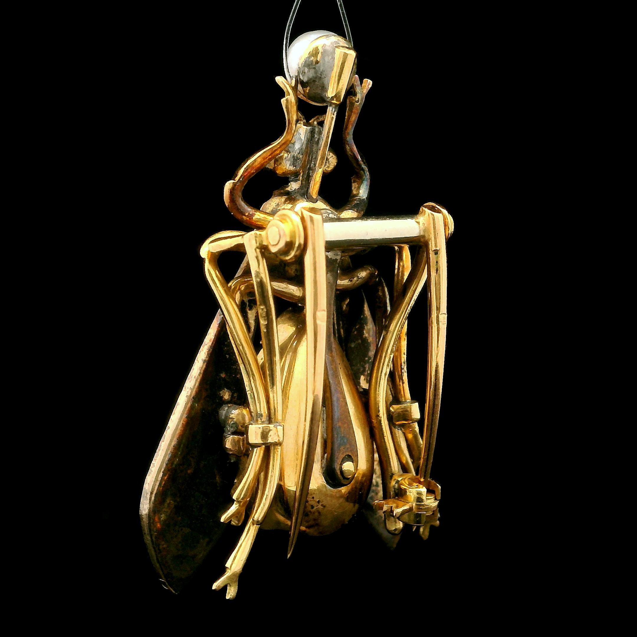 Taglio a goccia Spilla antica in oro 18k GIA smeraldo rubino diamante e perla grande insetto mosca in vendita