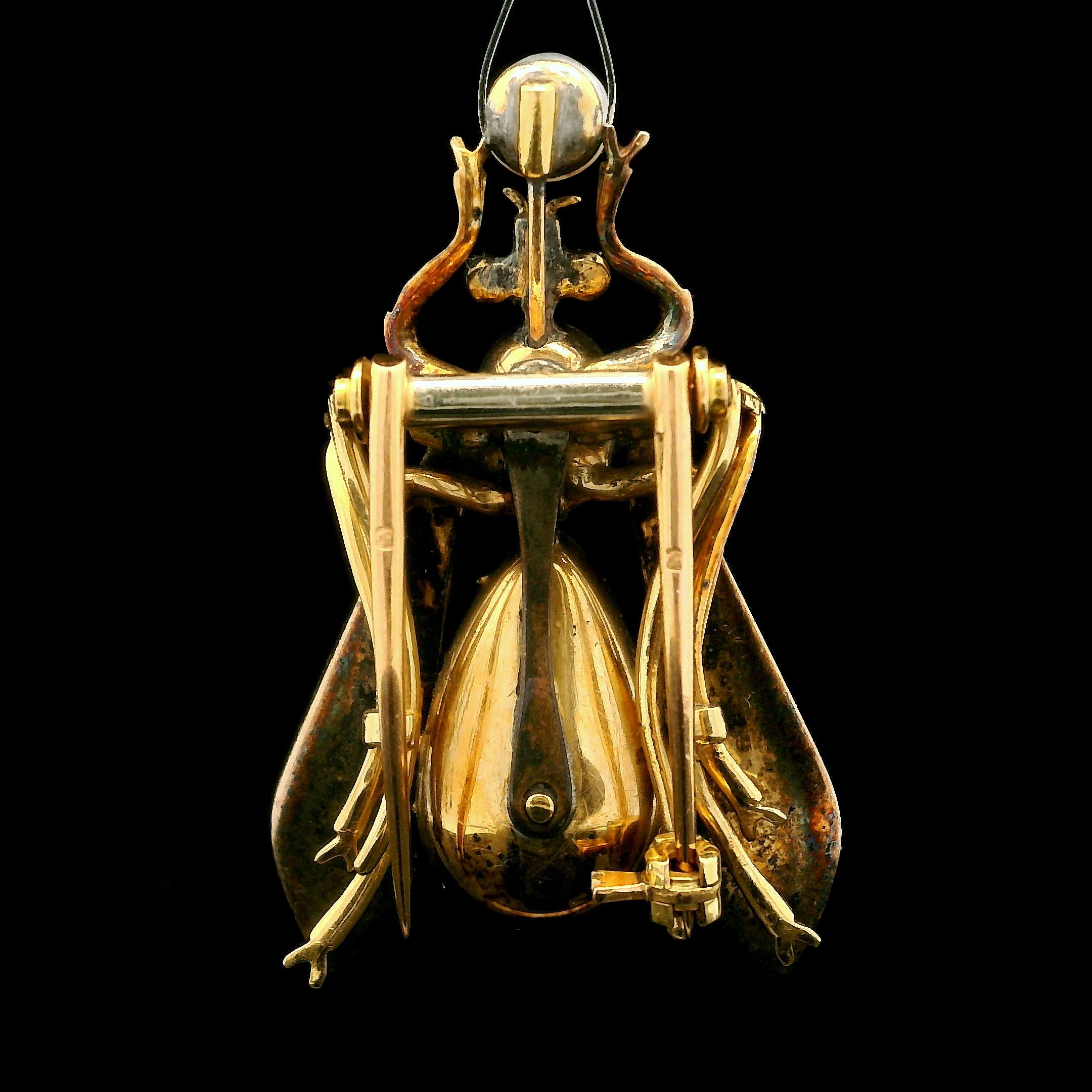 Spilla antica in oro 18k GIA smeraldo rubino diamante e perla grande insetto mosca In condizioni ottime in vendita a Montclair, NJ
