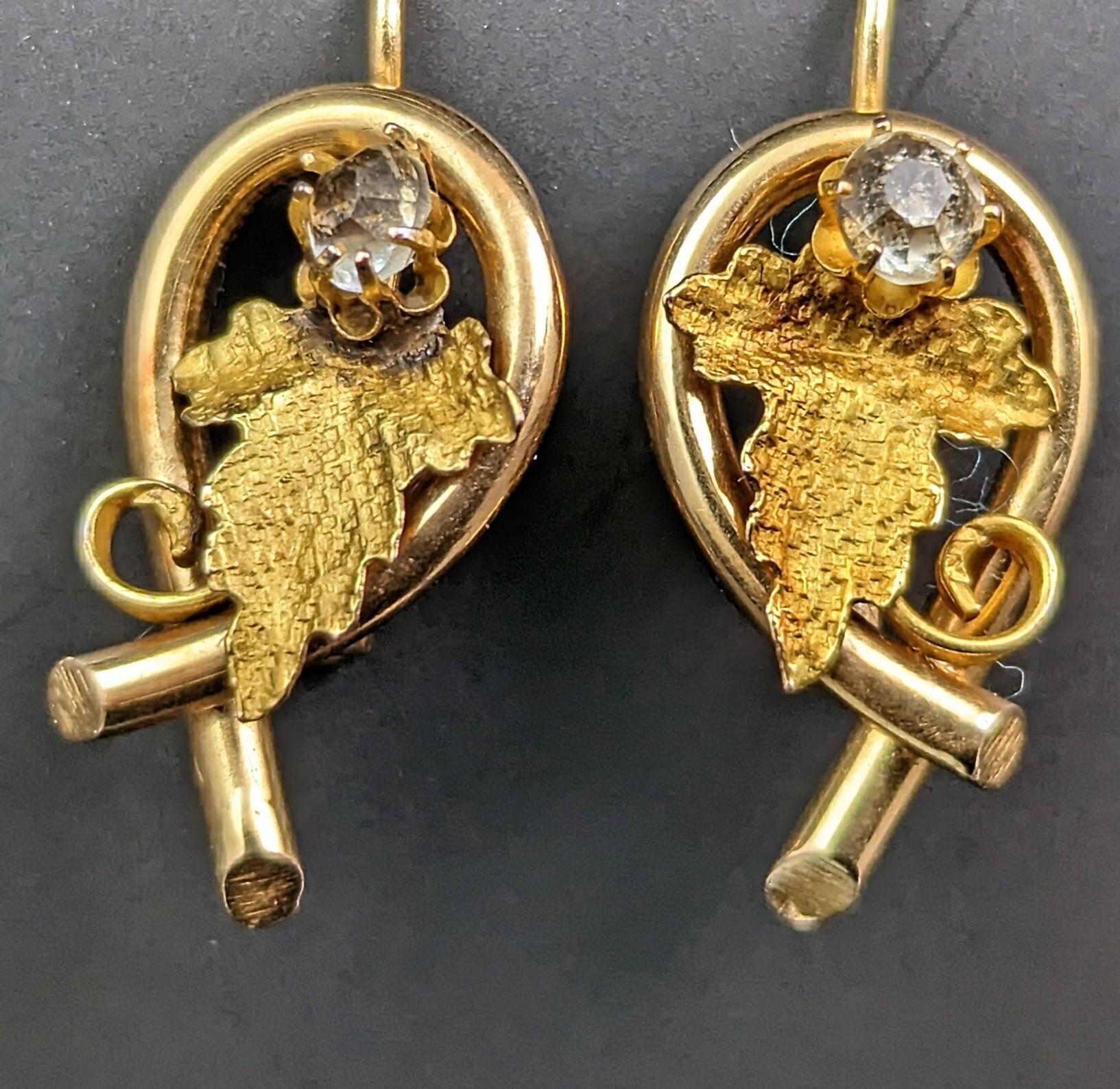 It's so easy to fall on love with this beautiful pair of Antique 18kt yellow gold grape vine earrings.

A scrolling vine shape, the looping vines crossing over one another at the base, there is a pretty textured gold leaf set to the centre and this