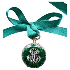 Pendentif de montre à gousset ancien en or 18 carats avec monogramme en émail vert et diamants